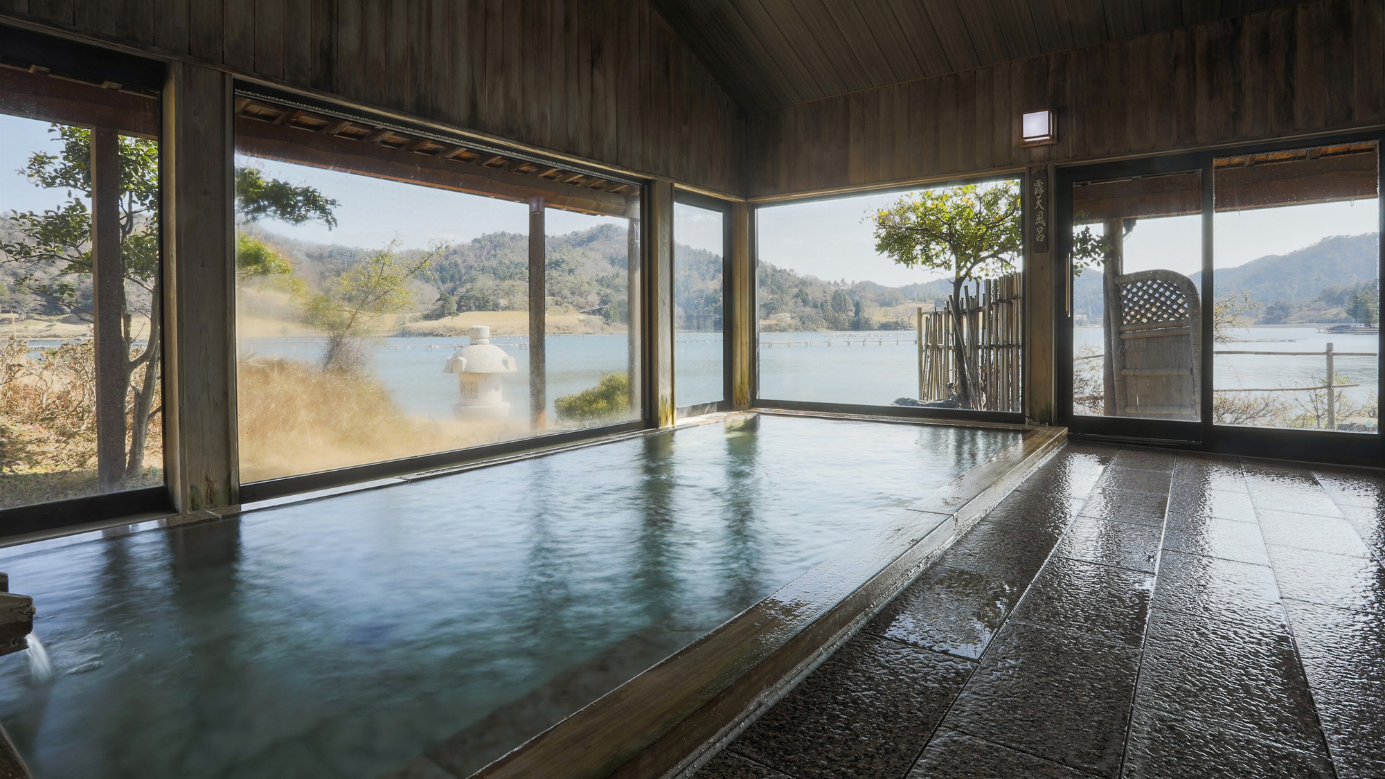 姉妹館の碧翠御苑で温泉を無料でご利用頂けます 