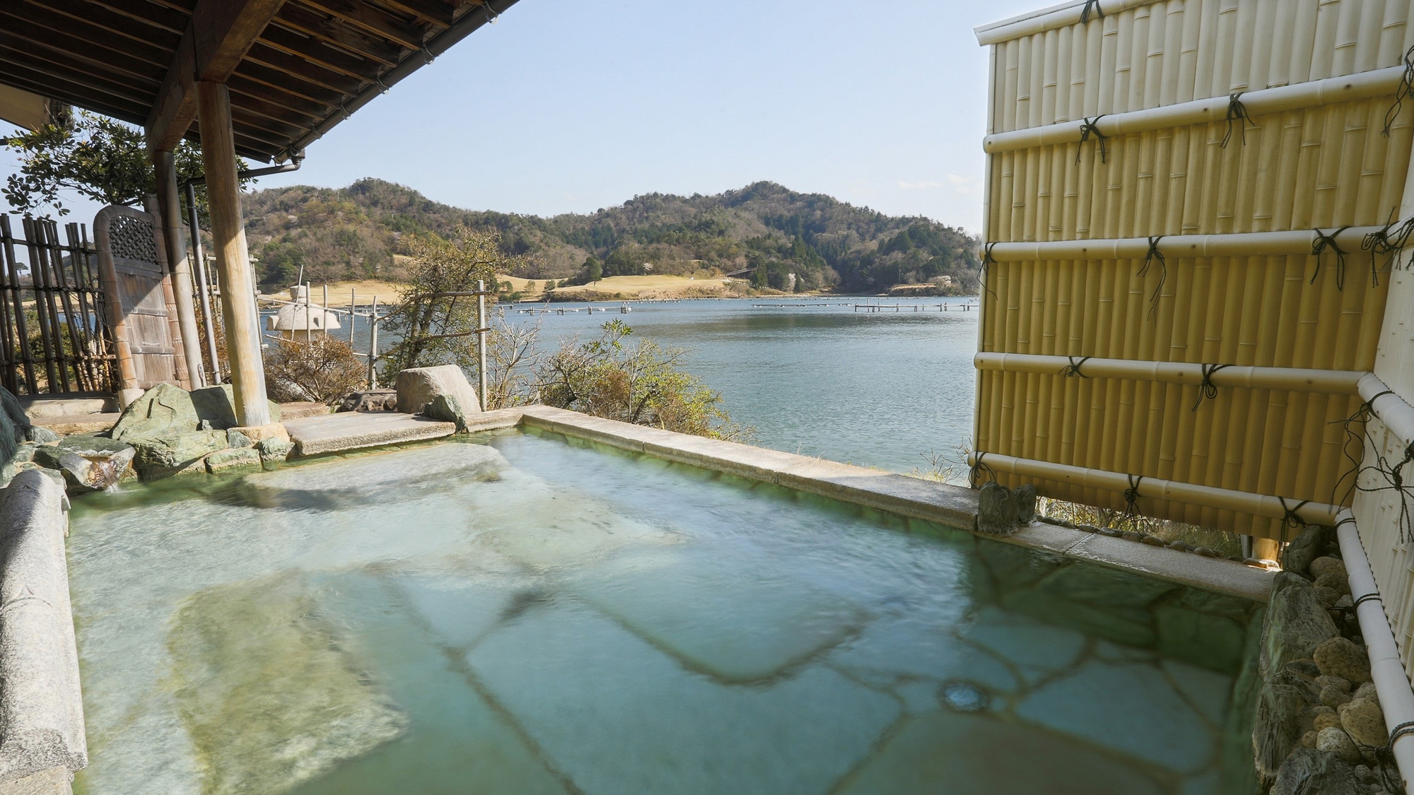 姉妹館の碧翠御苑で温泉を無料でご利用頂けます 