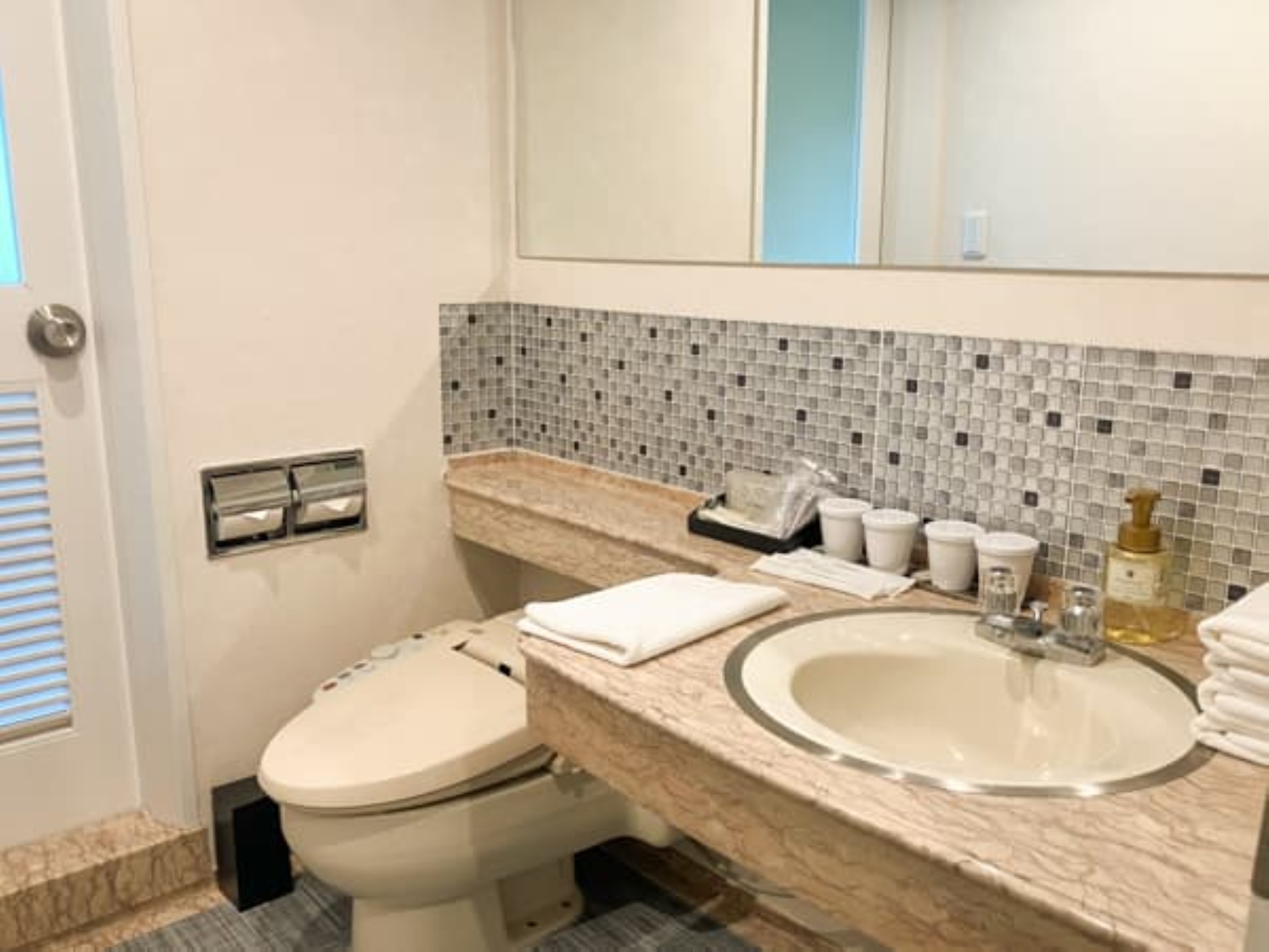 ファミリールームのトイレ・洗面台