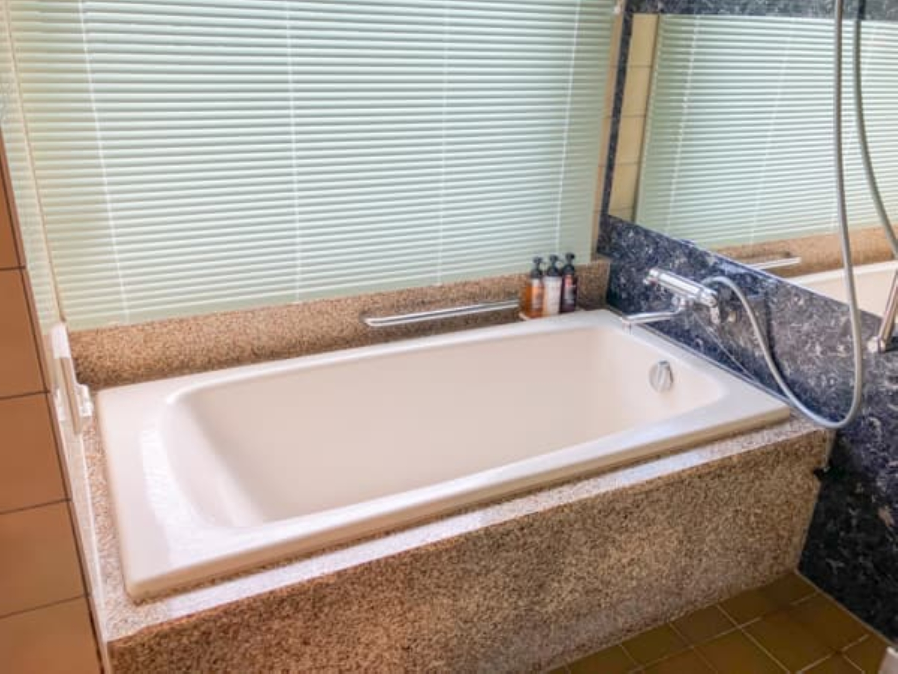 ファミリールームのトイレ・洗面台