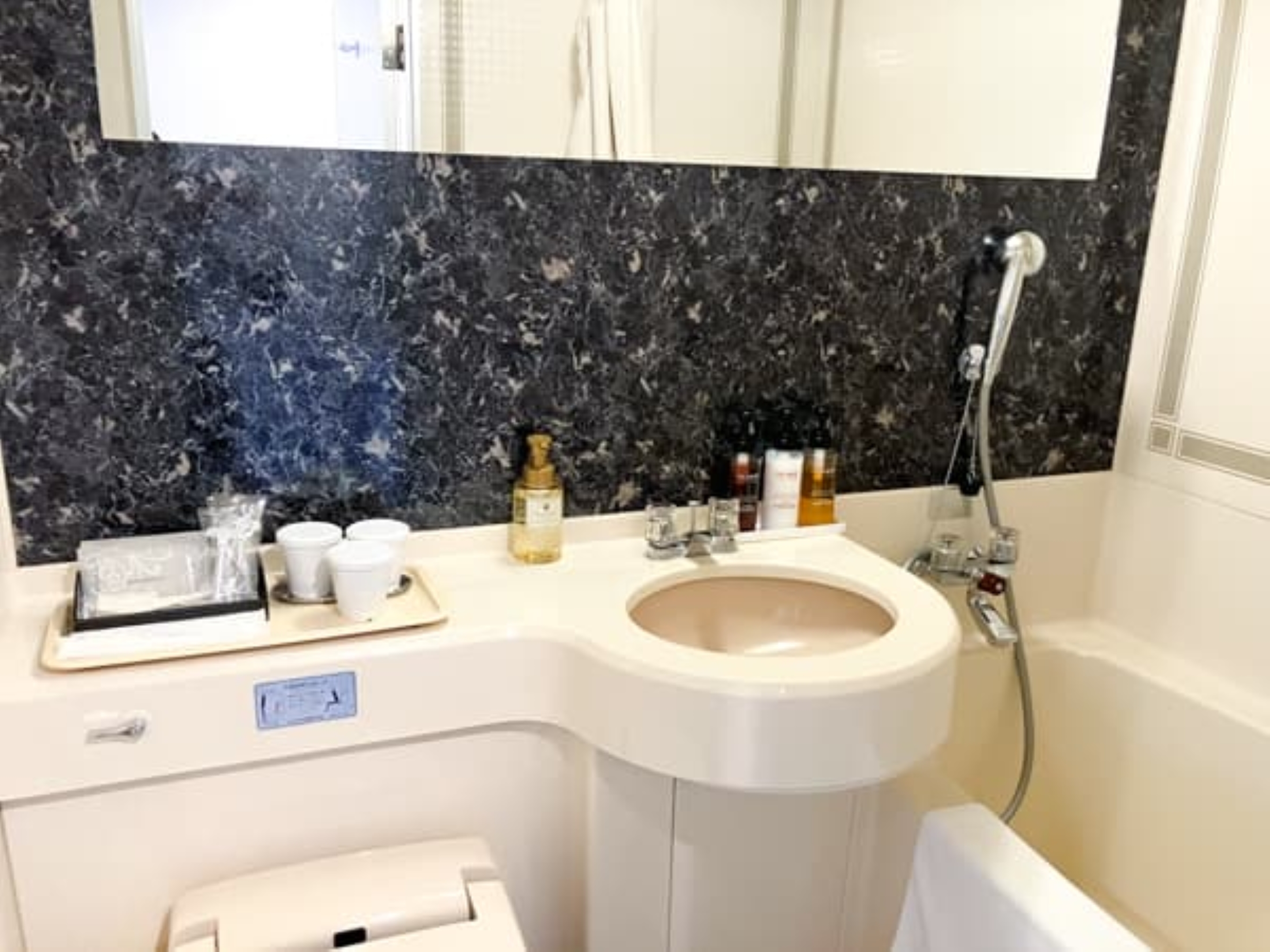 シングル、ツイン、トリプルのユニットバスルーム