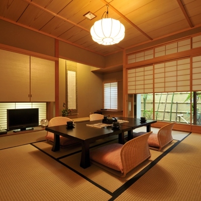 ■ [Special room (Japanese-style room 8 + 7.5 tatami mats) + Hinoki cypress indoor bath] A calm and cozy living room facing the garden