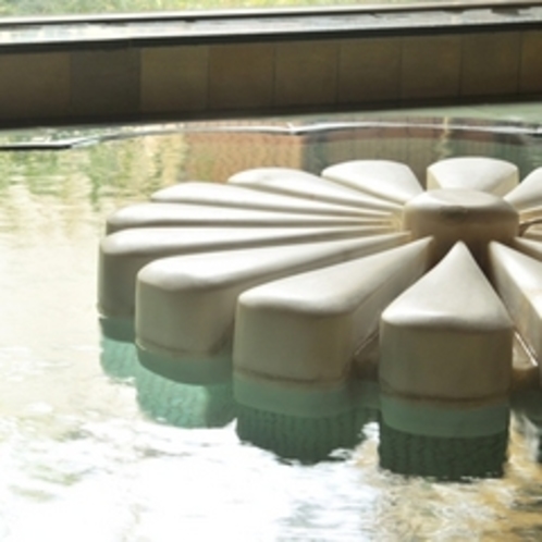 【菊風呂】湯船に浮かぶイタリア製大理石の菊モチーフ