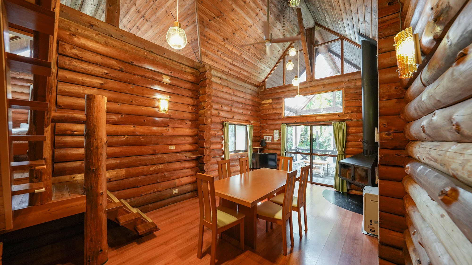 ・【カンパニュラ】重厚な丸太づくりのリビング。開放的でのんびりと休日を過ごすことができます