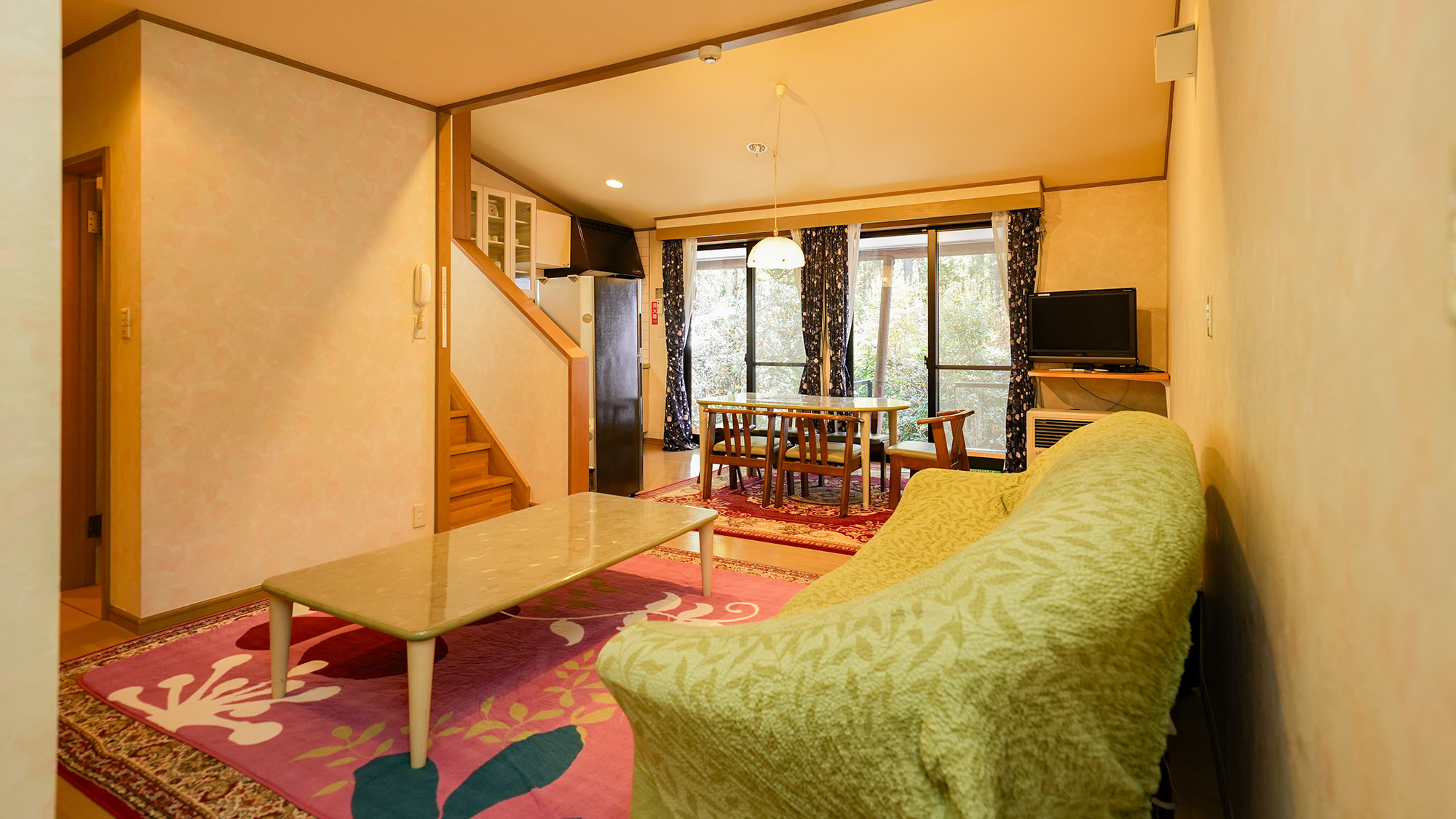 ・【しおん虹】ゆとりのあるソファ。身体を預けてのんびりお寛ぎください