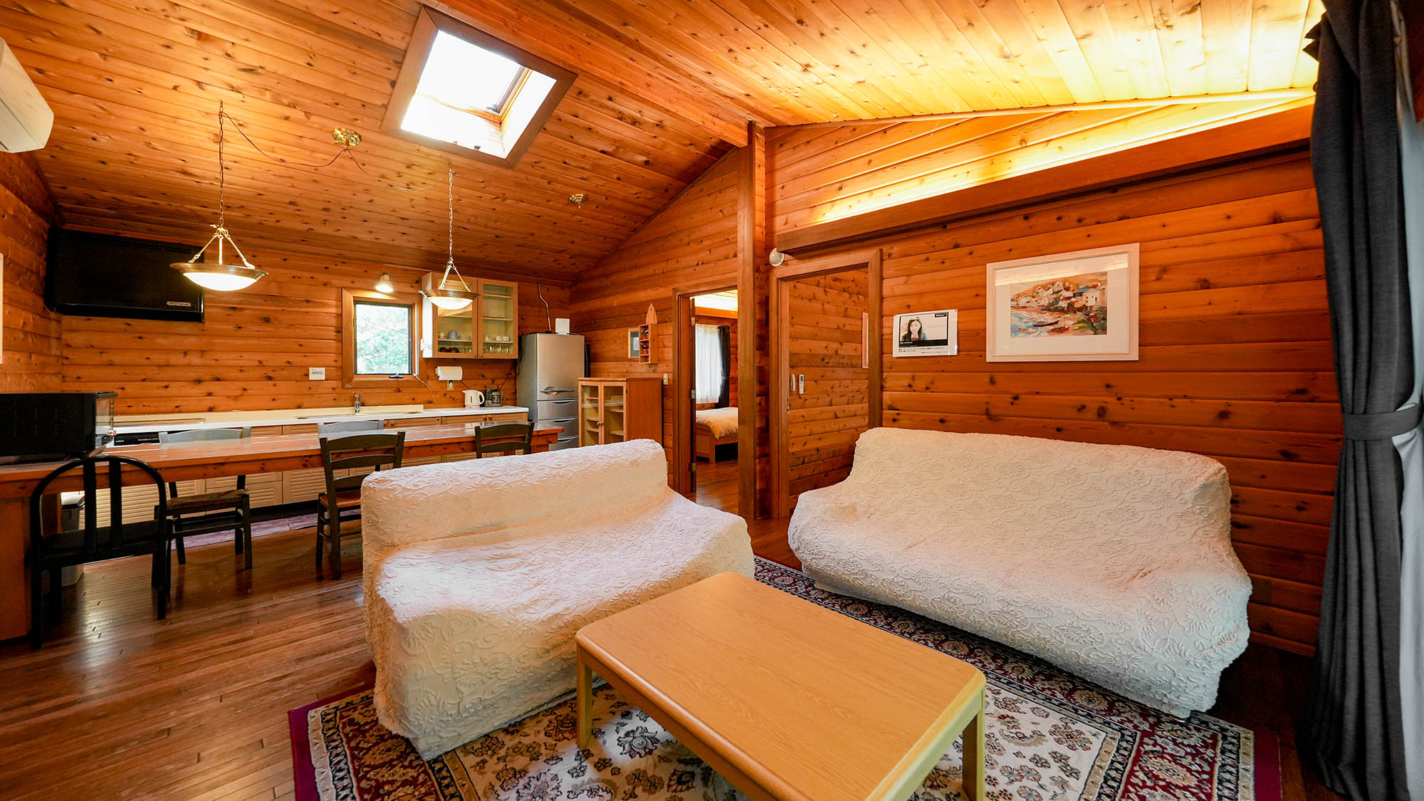 ・【カール】最大5名様までご利用可能。のんびり寛げる開放的なリビングダイニングです