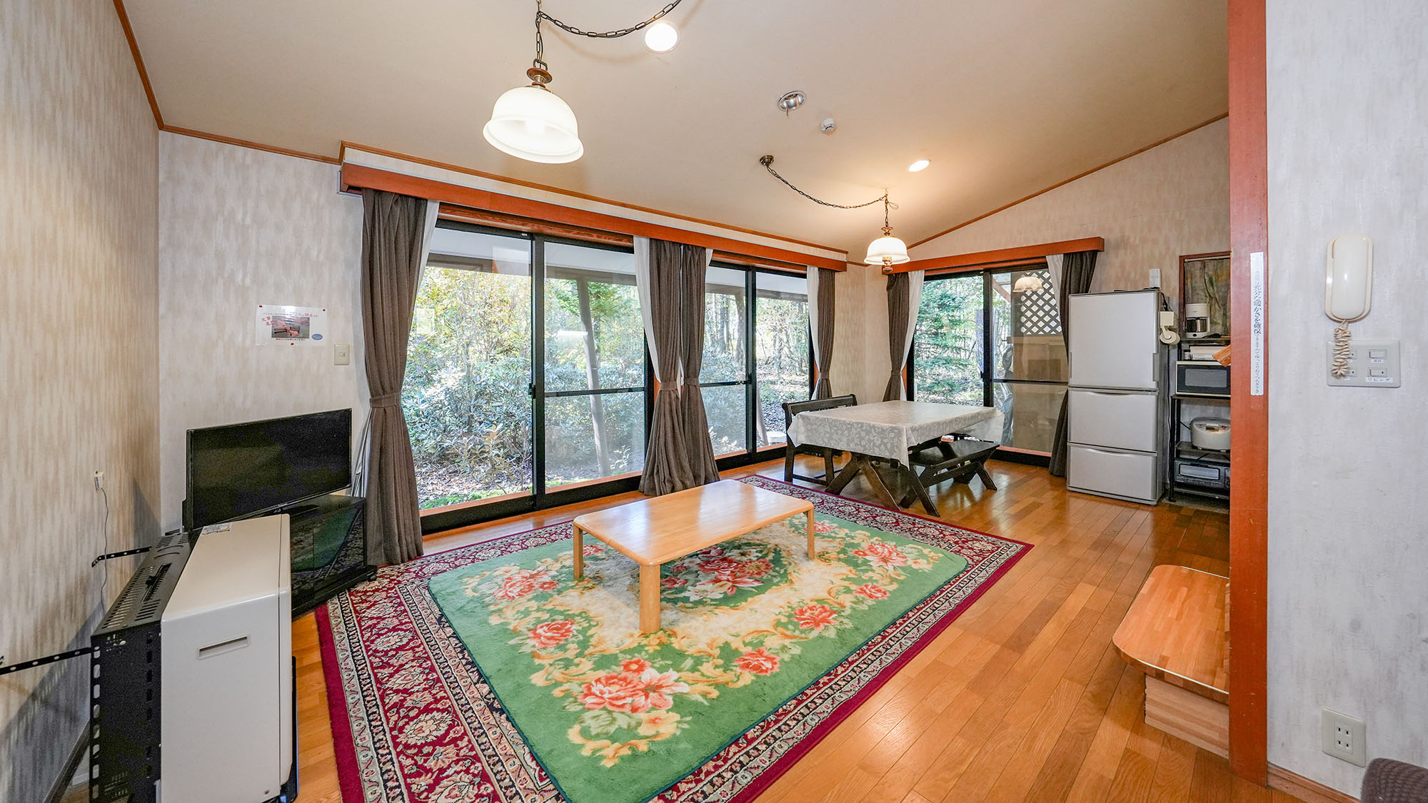 ・【しおん星】窓が多く明るいリビング、ダイニング。家族やグループで集まってワイワイと親睦会ができます