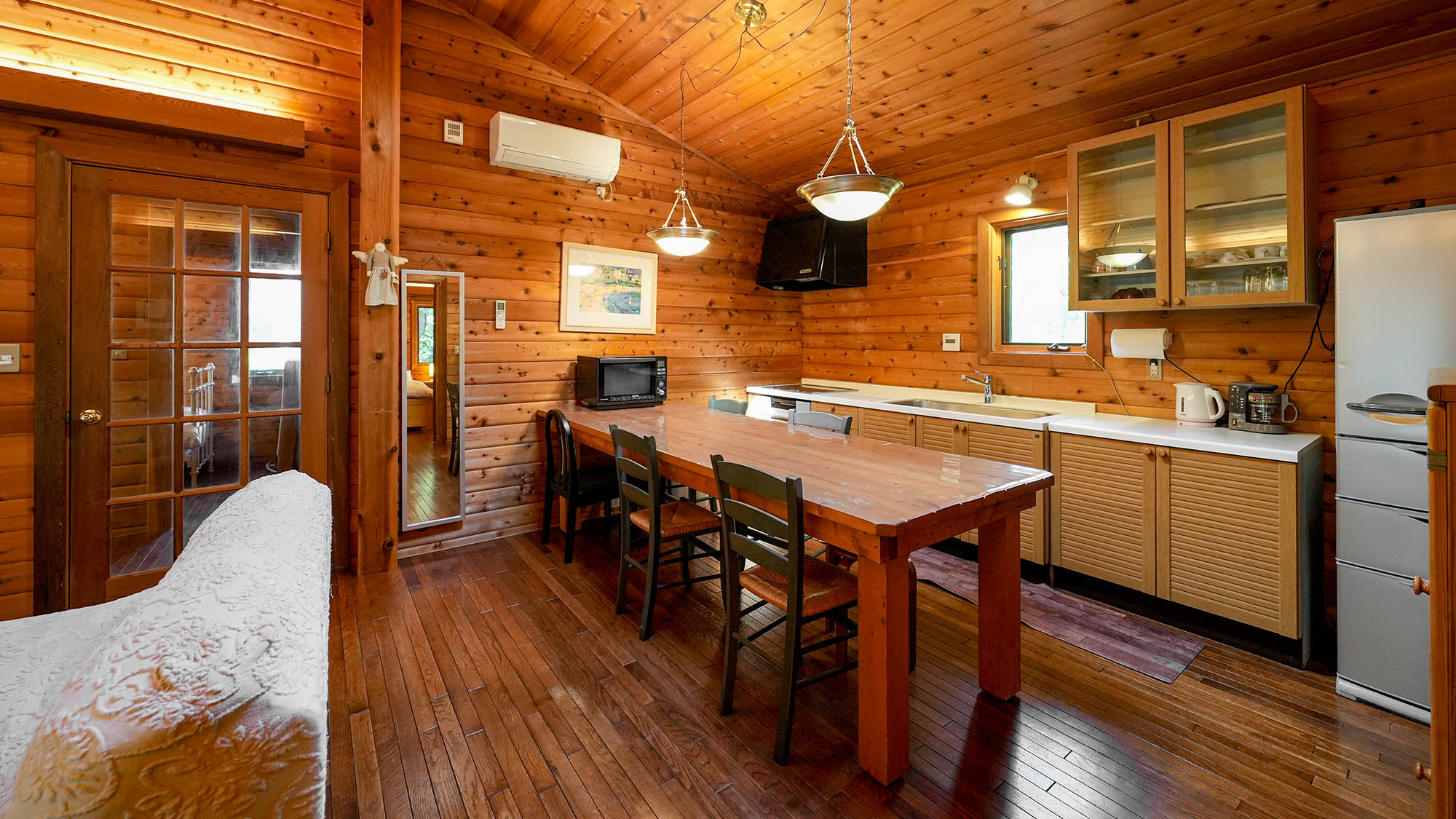 ・【カール】広めのダイニングテーブル。5名様でゆったりと食事ができます