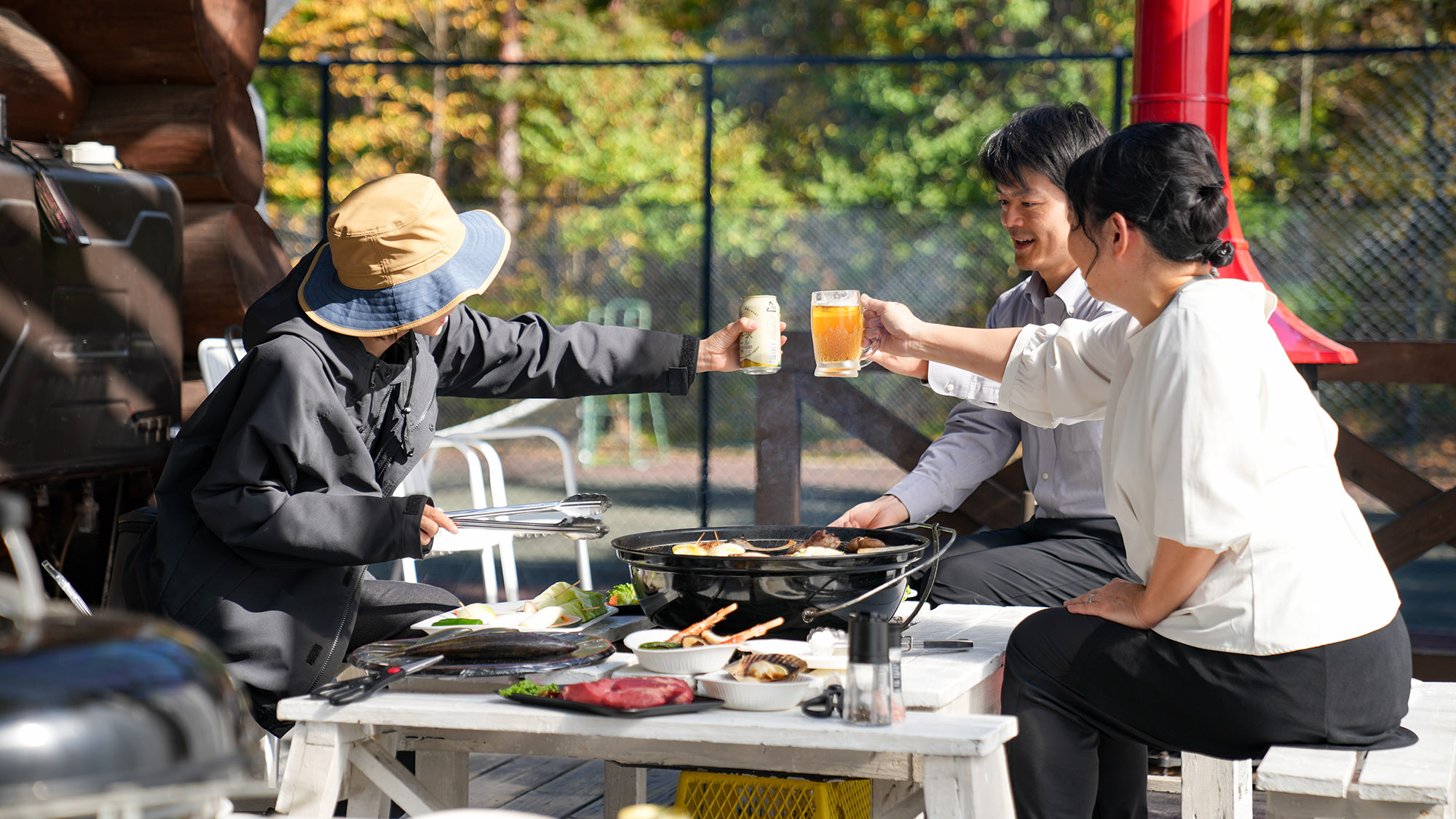 ・【BBQ（一例）】外で熱々のBBQとキンキンに冷えたビール。贅沢な時間を仲間とお楽しみください