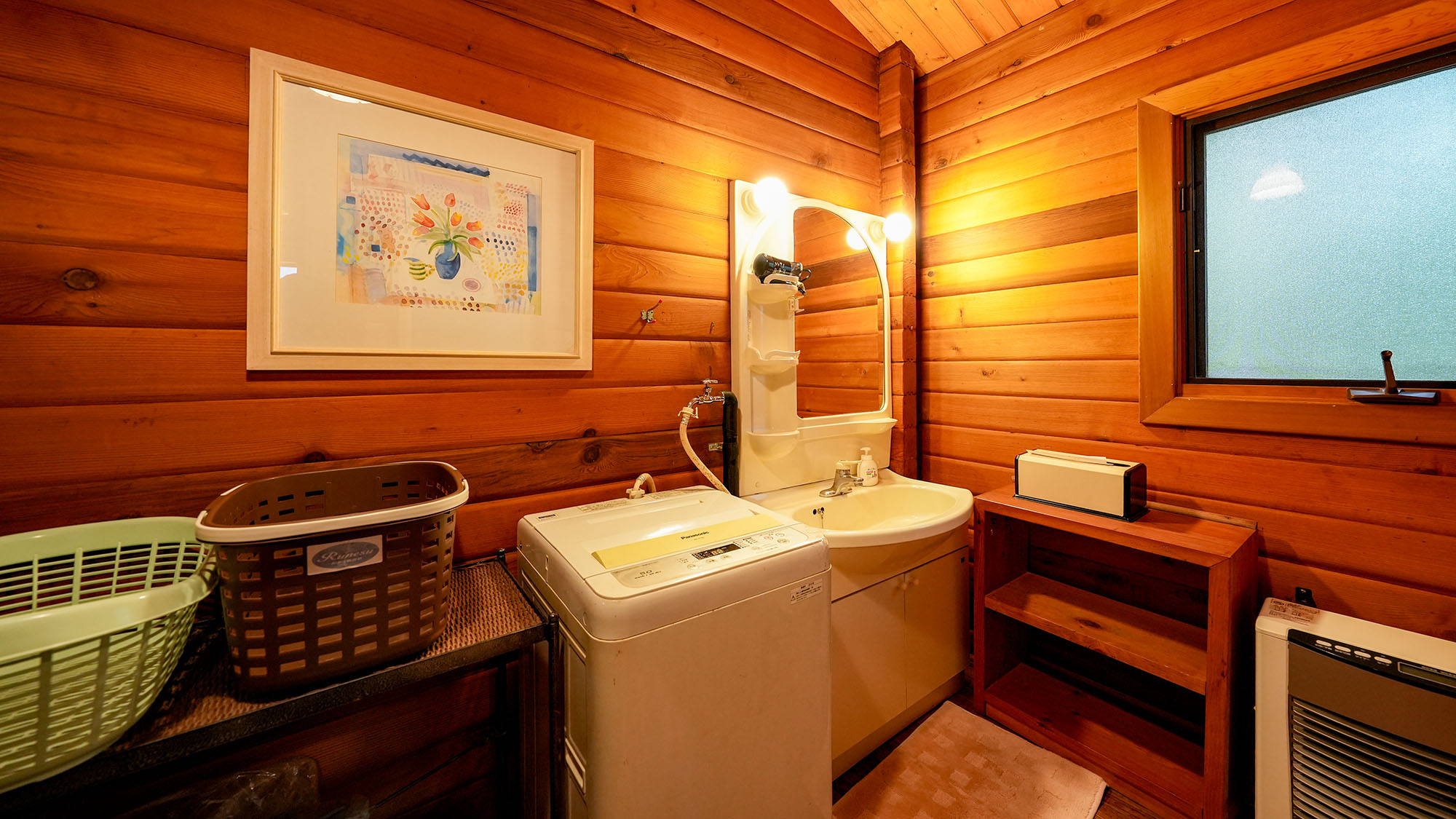 ・【アン】洗面台横には洗濯機を完備。連泊などの荷物軽減に大活躍です