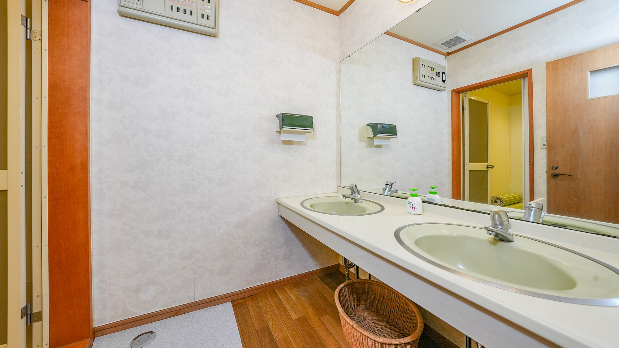 ・【しおん星】2口シンクの洗面台です。大人数の宿泊に大きな鏡が重宝します