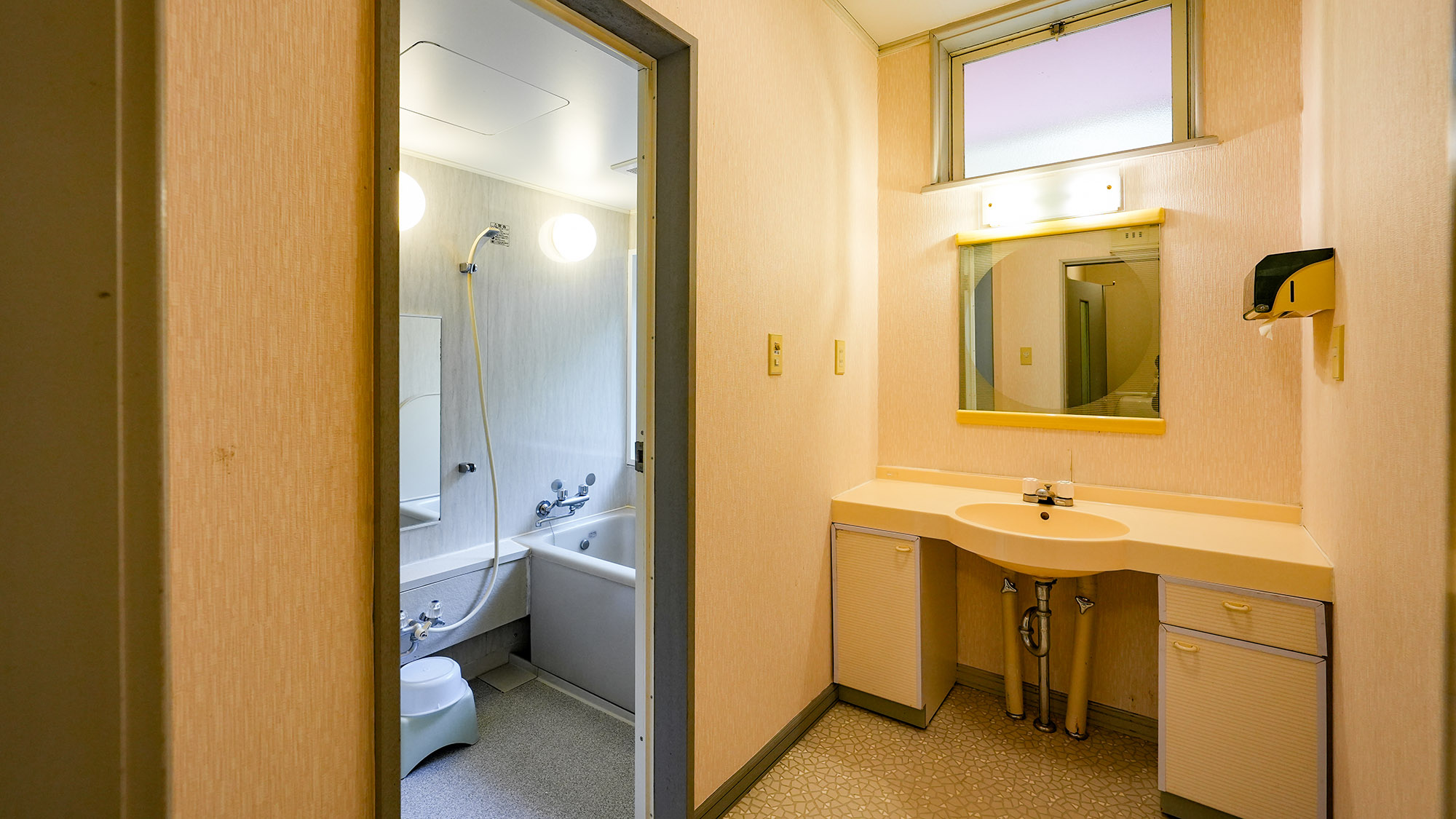 ・【エクセル】スペースの広めな洗面台。ドライヤーもこちらにございますのでお風呂上りにご使用ください