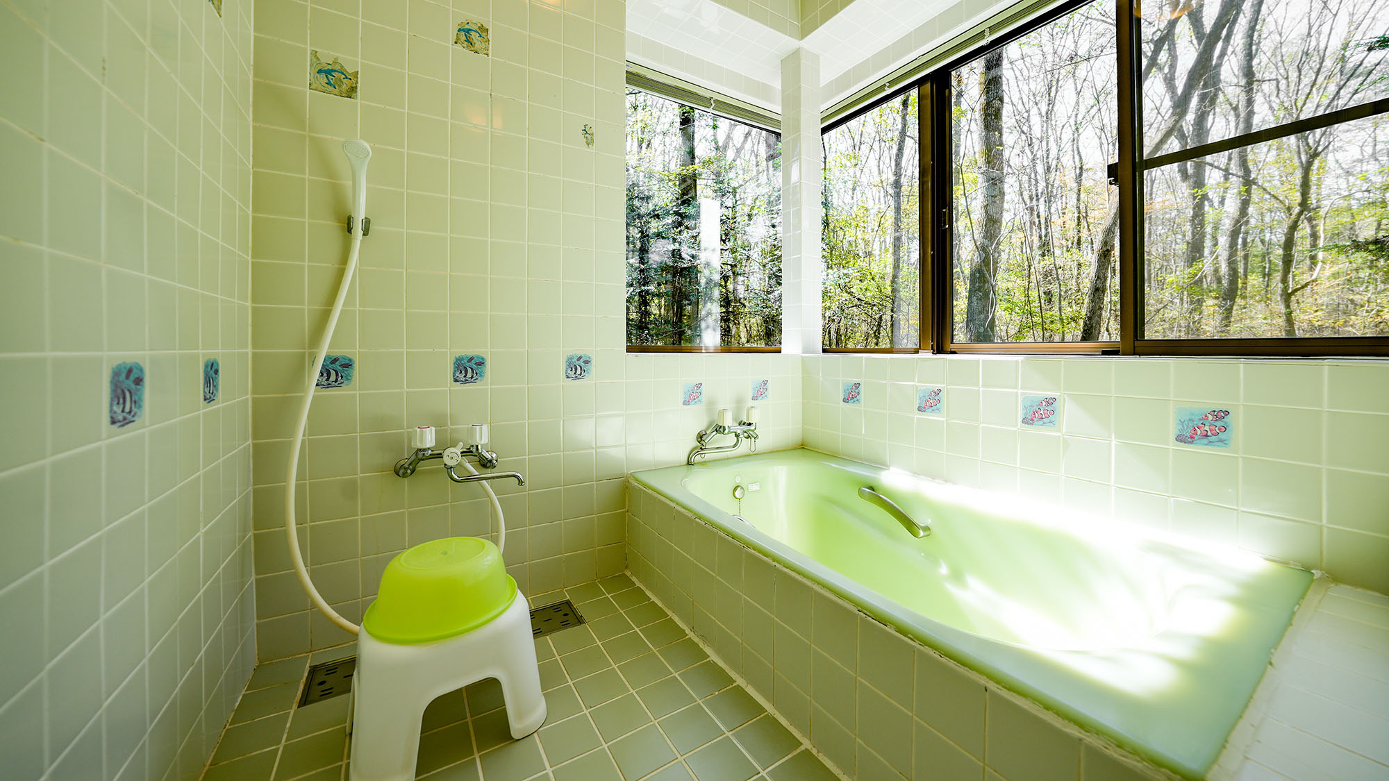 ・【アリエッティ】窓が多く自然光の差し込む明るいバスルーム。緑を眺めながら朝風呂はいかがですか