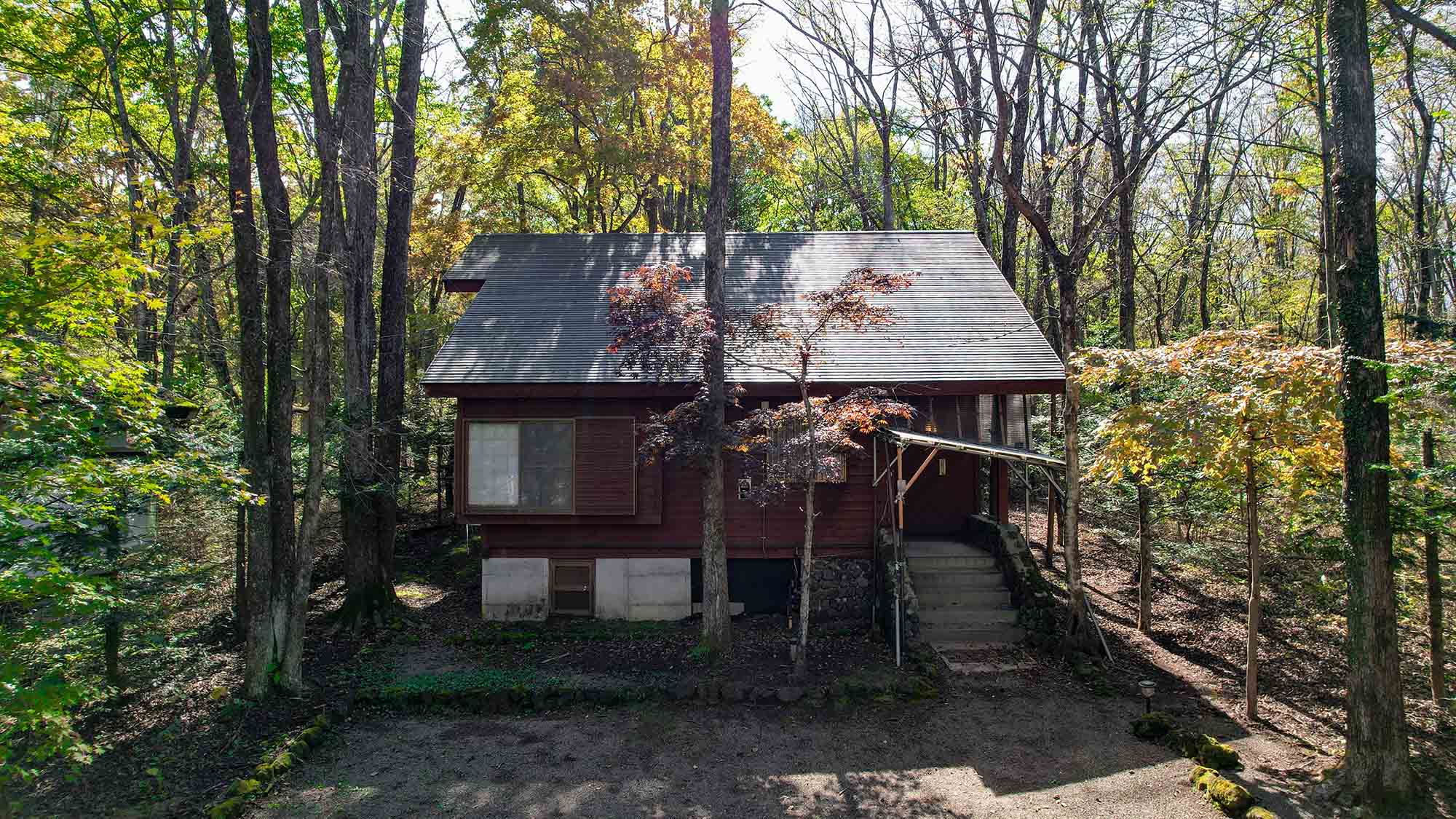 ・【アリエッティ】木々に囲まれたコテージエリアの別荘。浅間山からの日差しで心地よい朝を迎えられます