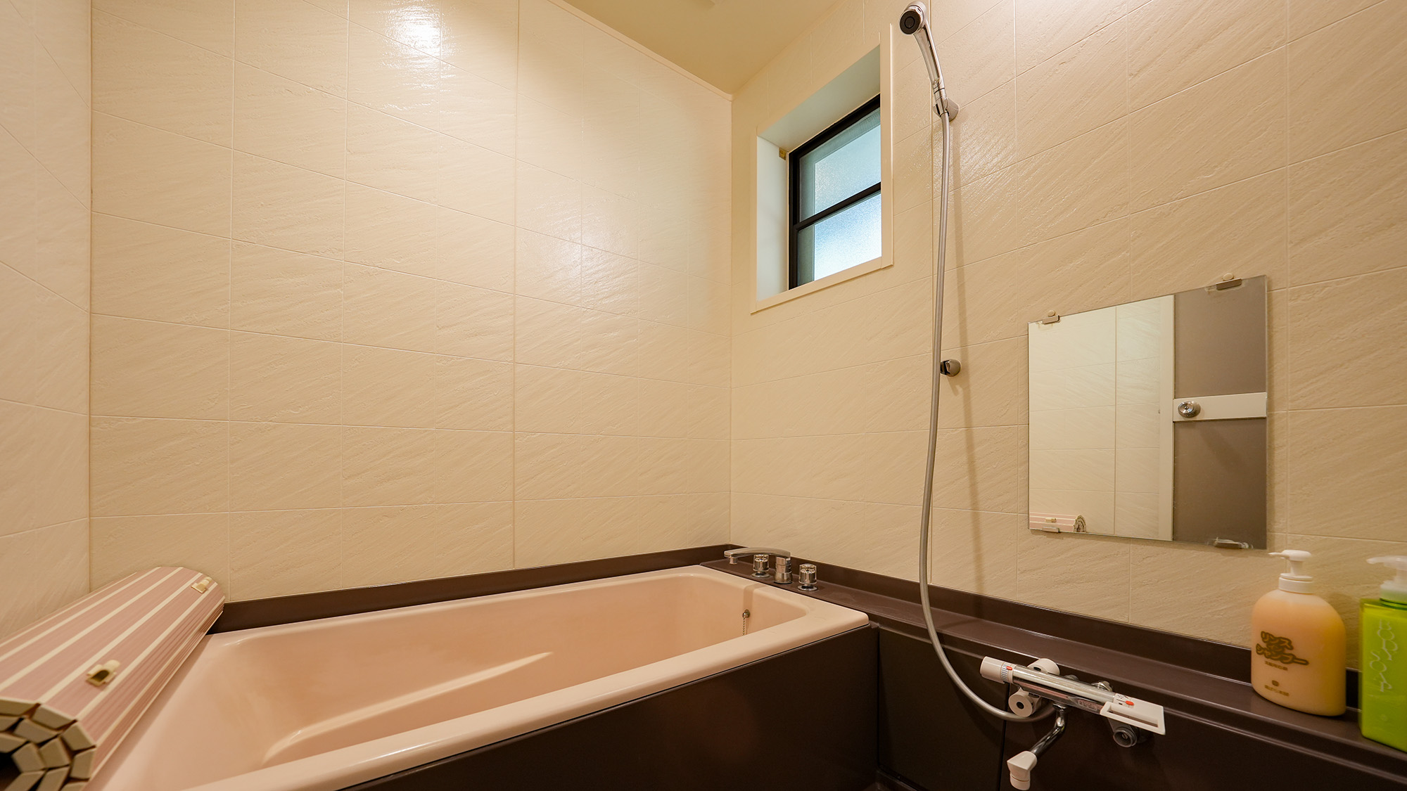 ・【しおん虹】茶色と白の落ち着いたバスルーム。リンスインシャンプーとボディソープがございます