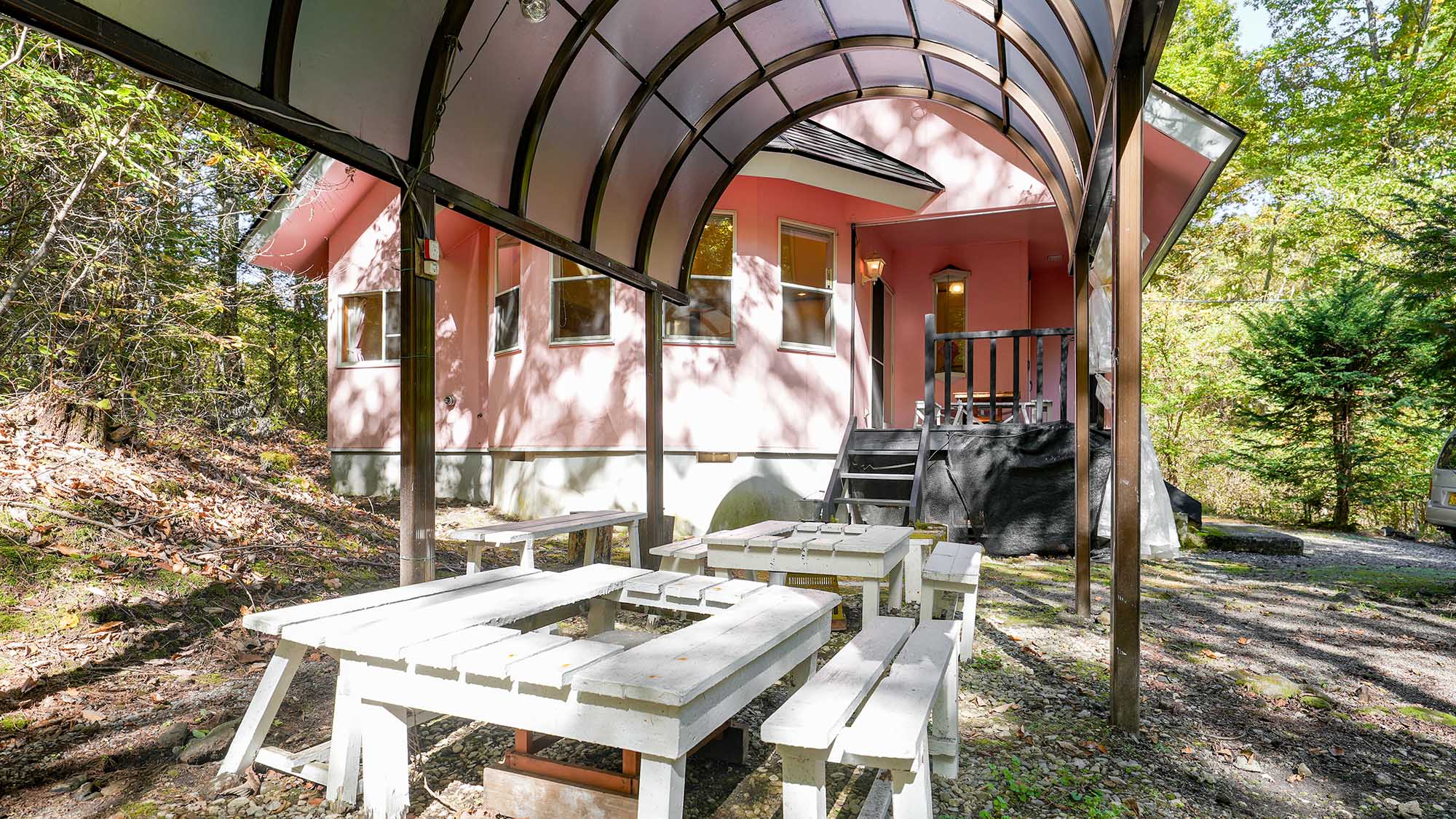 ・【エクセル】外庭にある屋根付きテラス。みんなでワイワイBBQも楽しめます