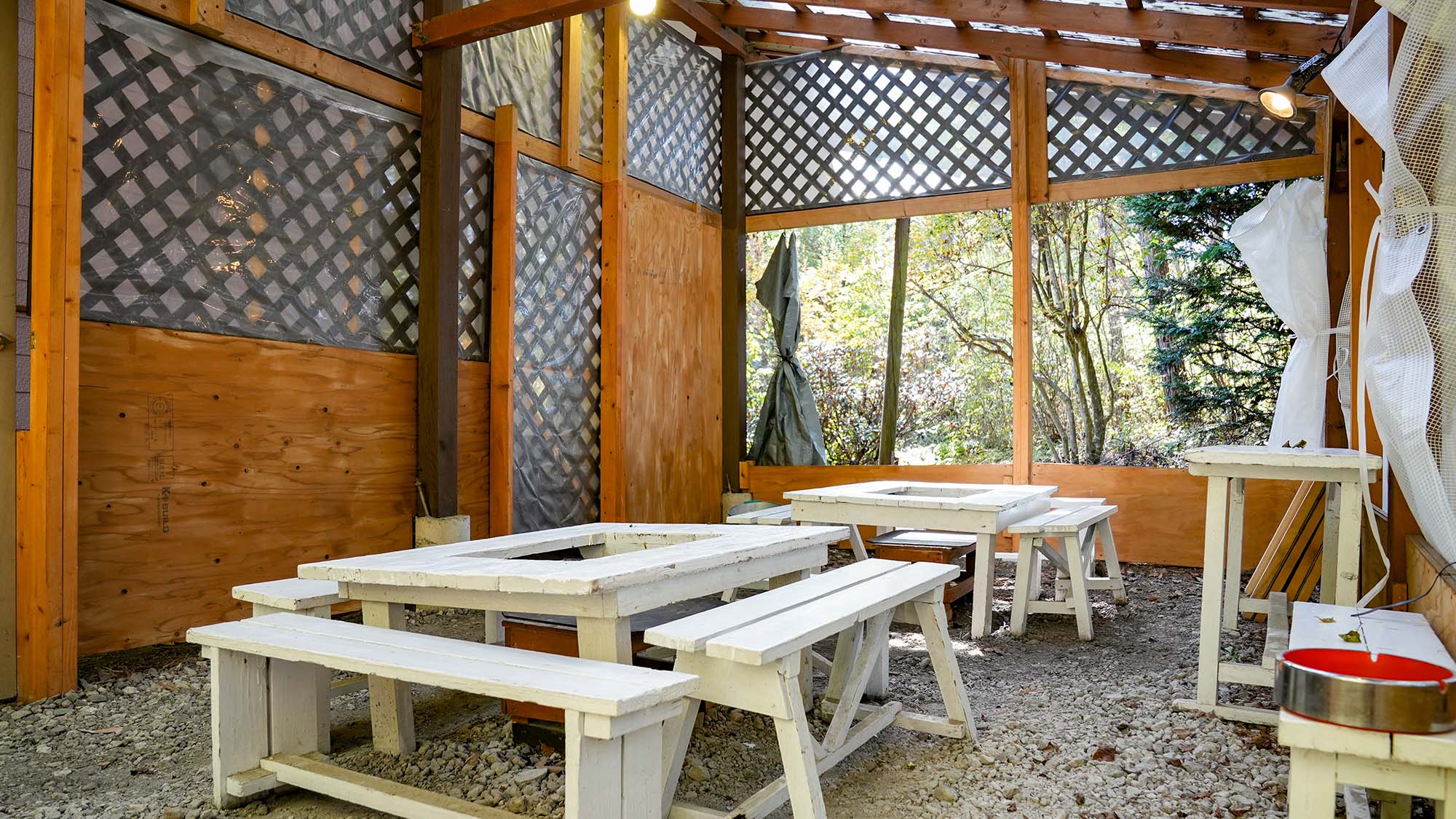 ・【しおん虹】屋根付きテラスでBBQが可能。大人数で大人も子どもも楽しめること間違いなし