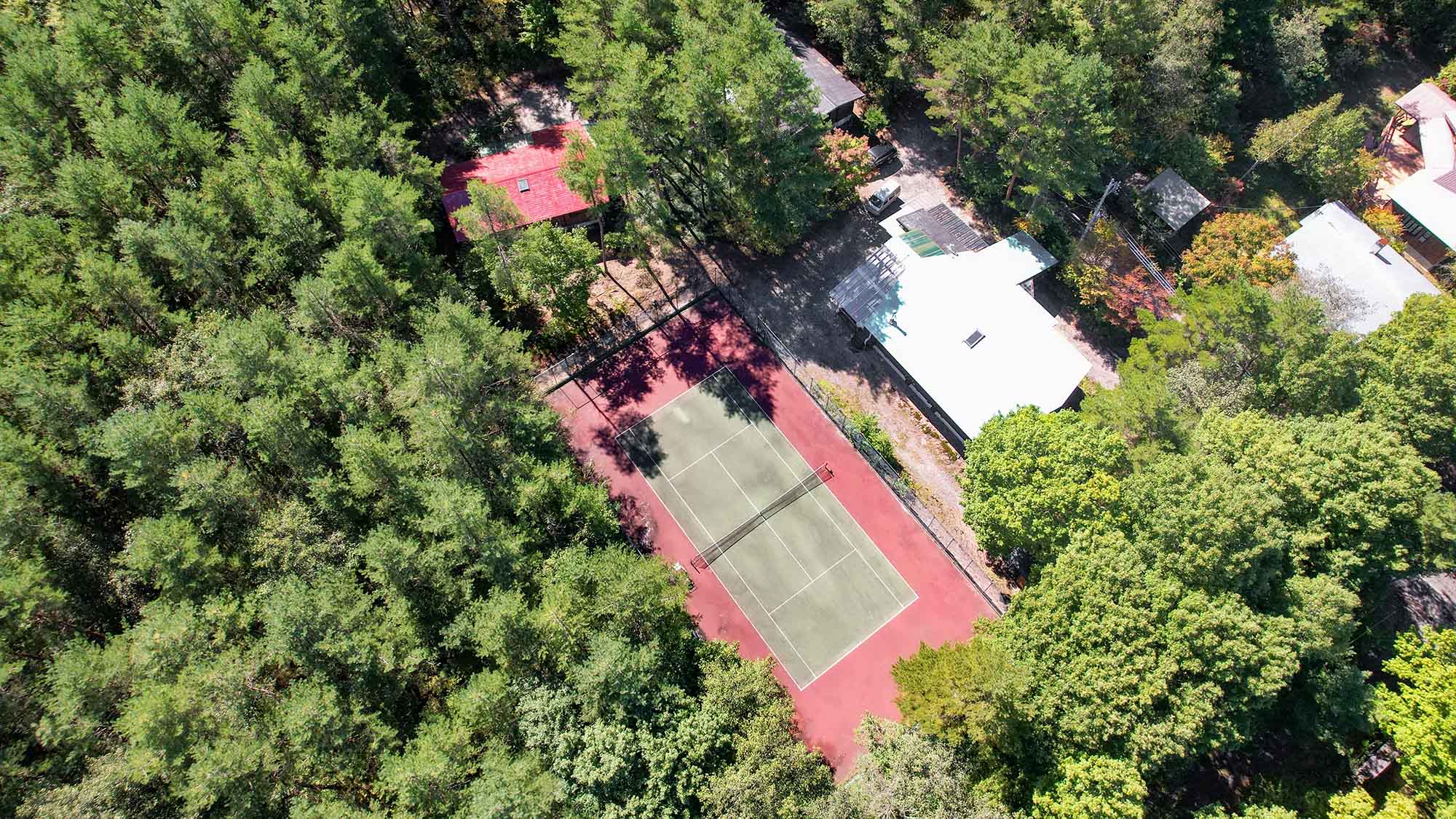 ・【テニスコート】『アン』『カール』『グレース』3棟のコテージの目の前にテニスコートがあります