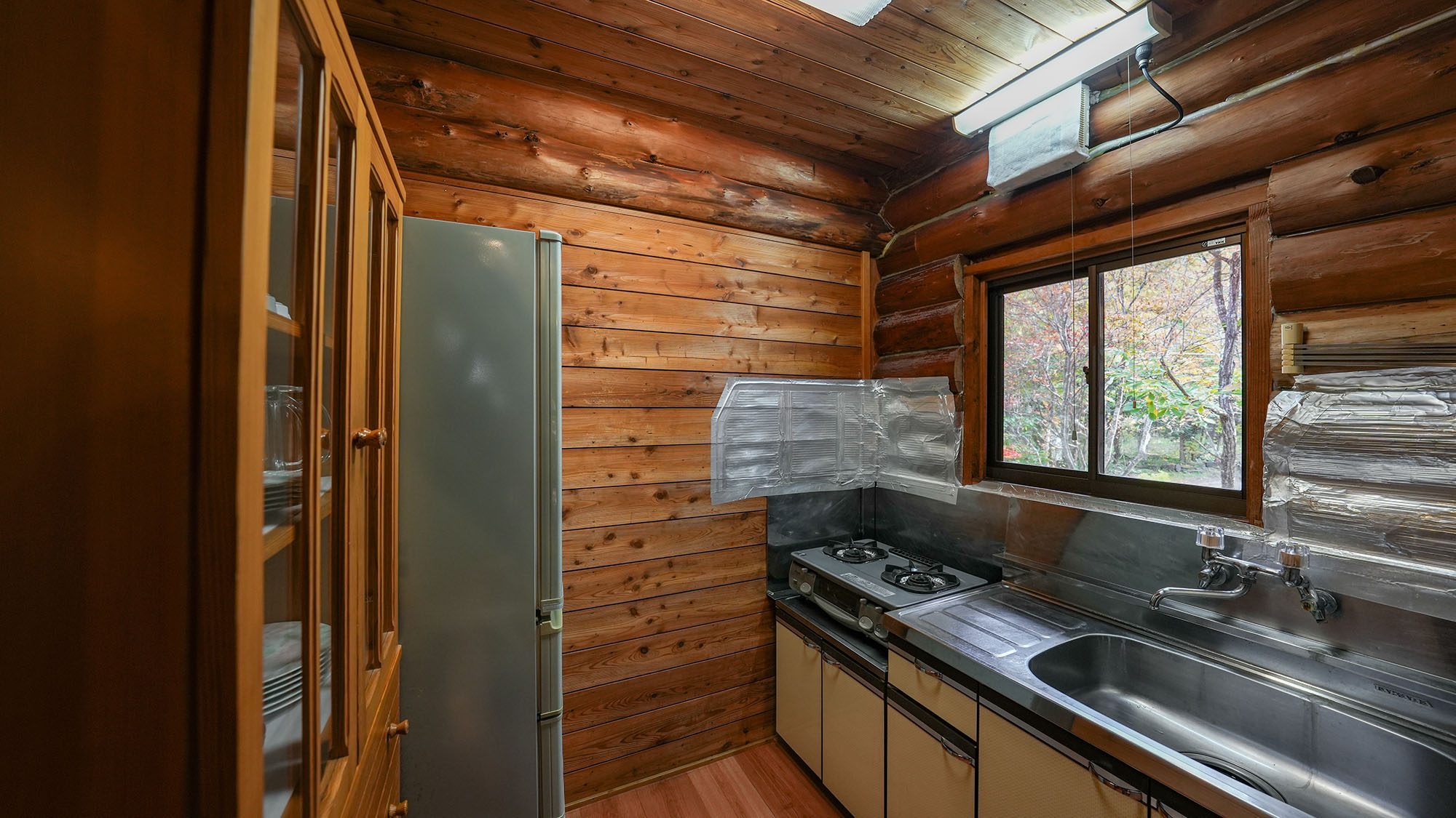 ・【カンパニュラ】コンパクトなキッチンスペースです。食器棚の食器はご自由にお使いください