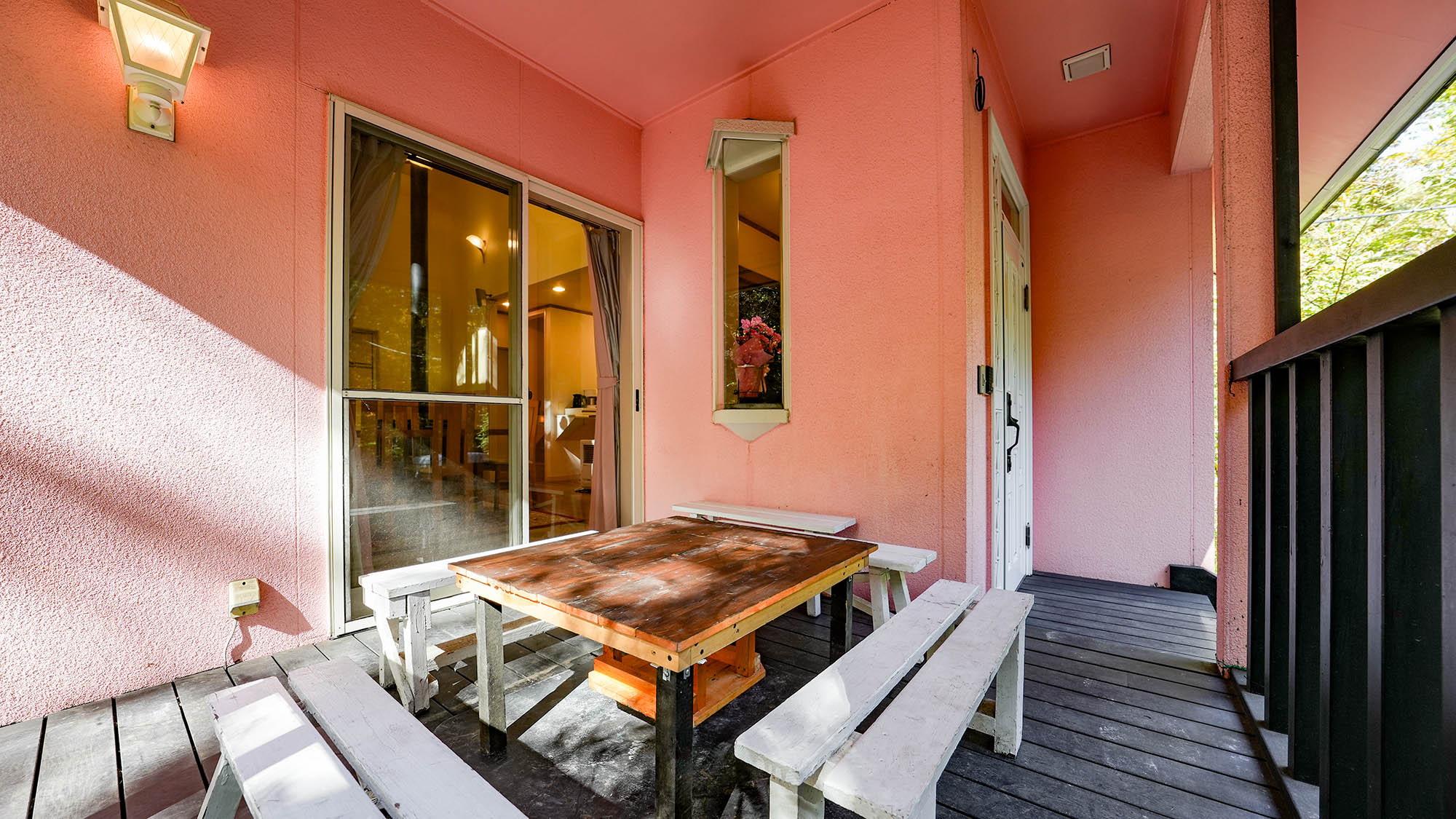 ・【エクセル】玄関横のコンパクトなテラス。陽の光を浴びながら自然の空気を胸いっぱいに感じられます