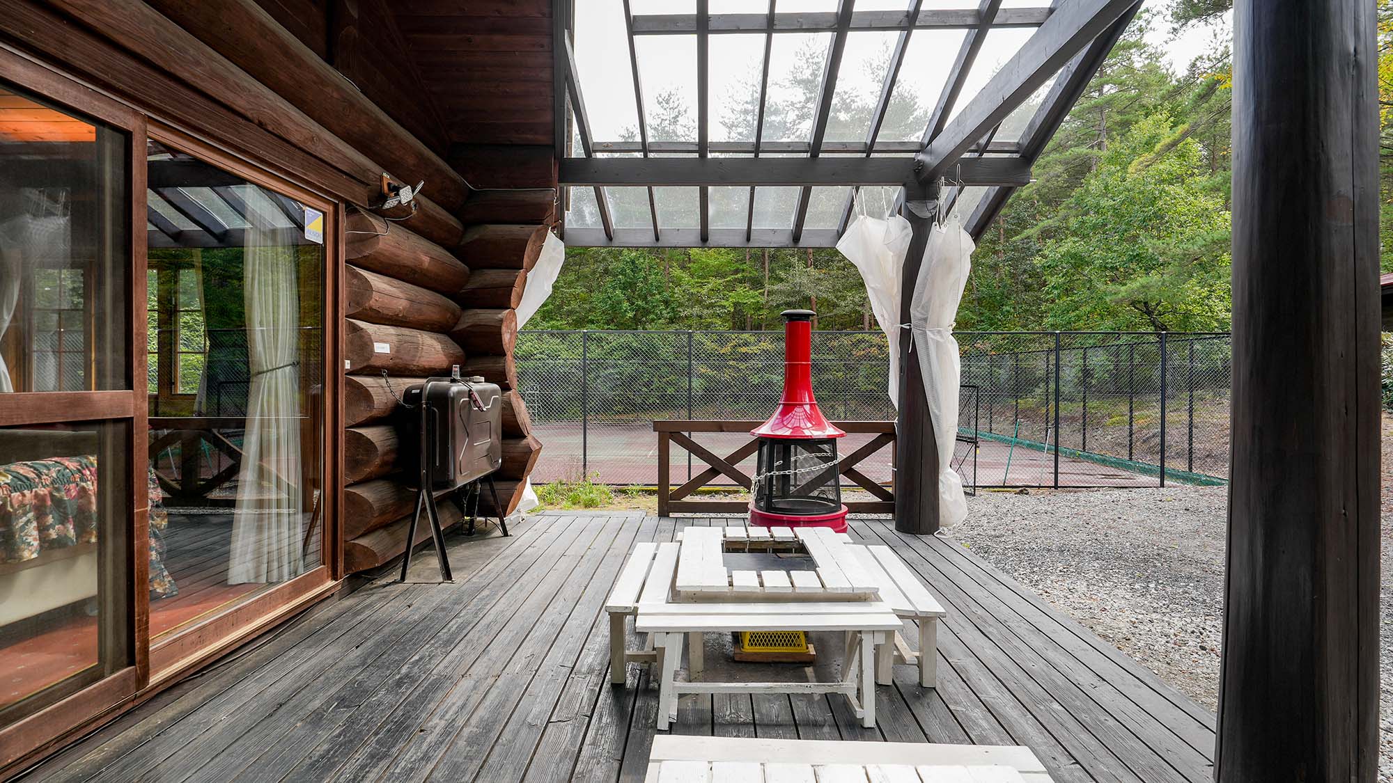 ・【グレース】8人用BBQテーブルを3台並べられます。屋根があるので雨が降っても安心♪