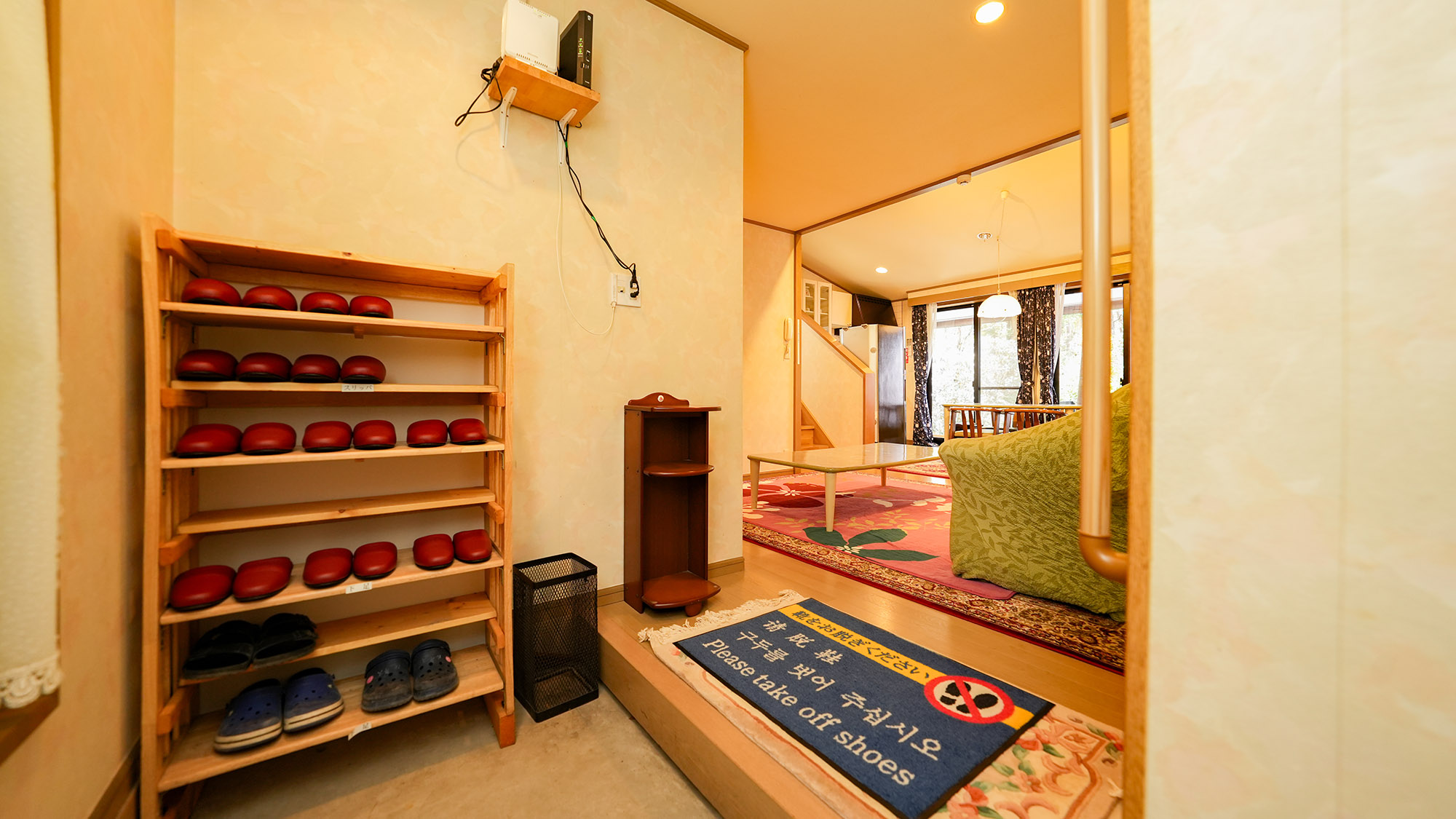 ・【しおん虹】広々エントランス。こちらでスリッパにお履き替えください