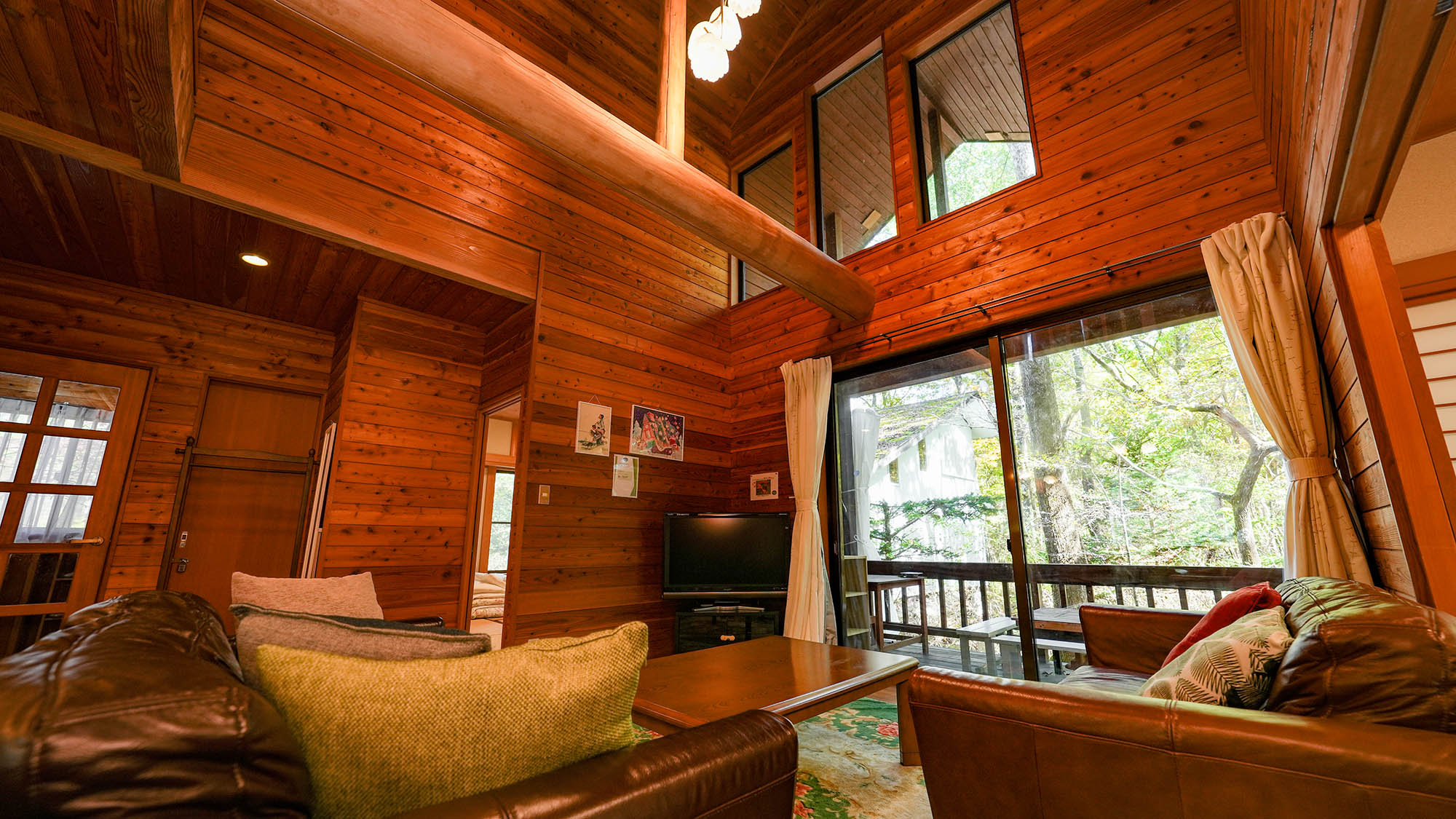 ・【アリエッティ】天井が高く開放的なリビング。ソファに身体を預けて見上げれば極上のリラックスタイム