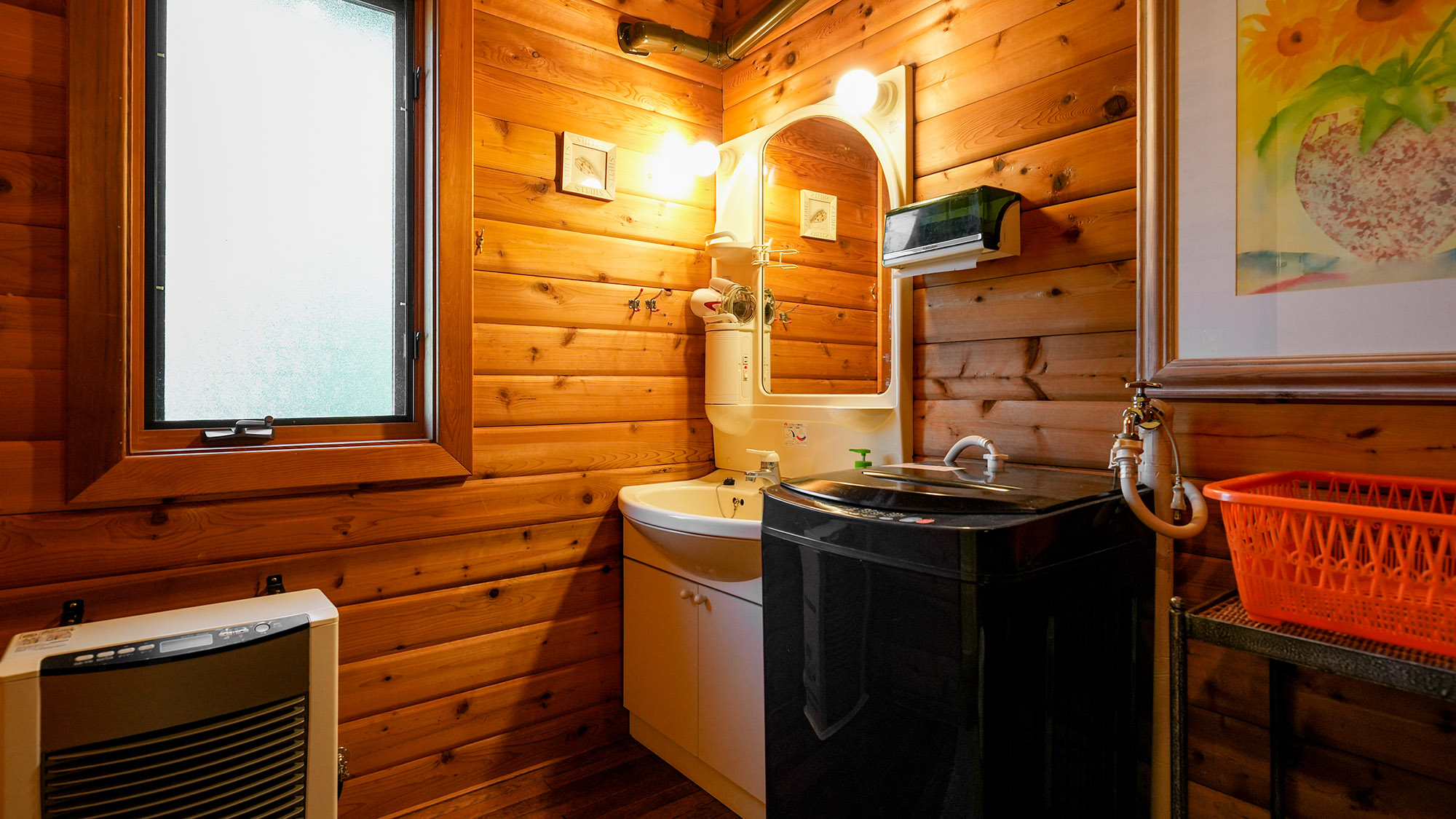 ・【グレース】大きな鏡の洗面台。ドライヤーもこちらにございますのでお風呂上りにご使用ください