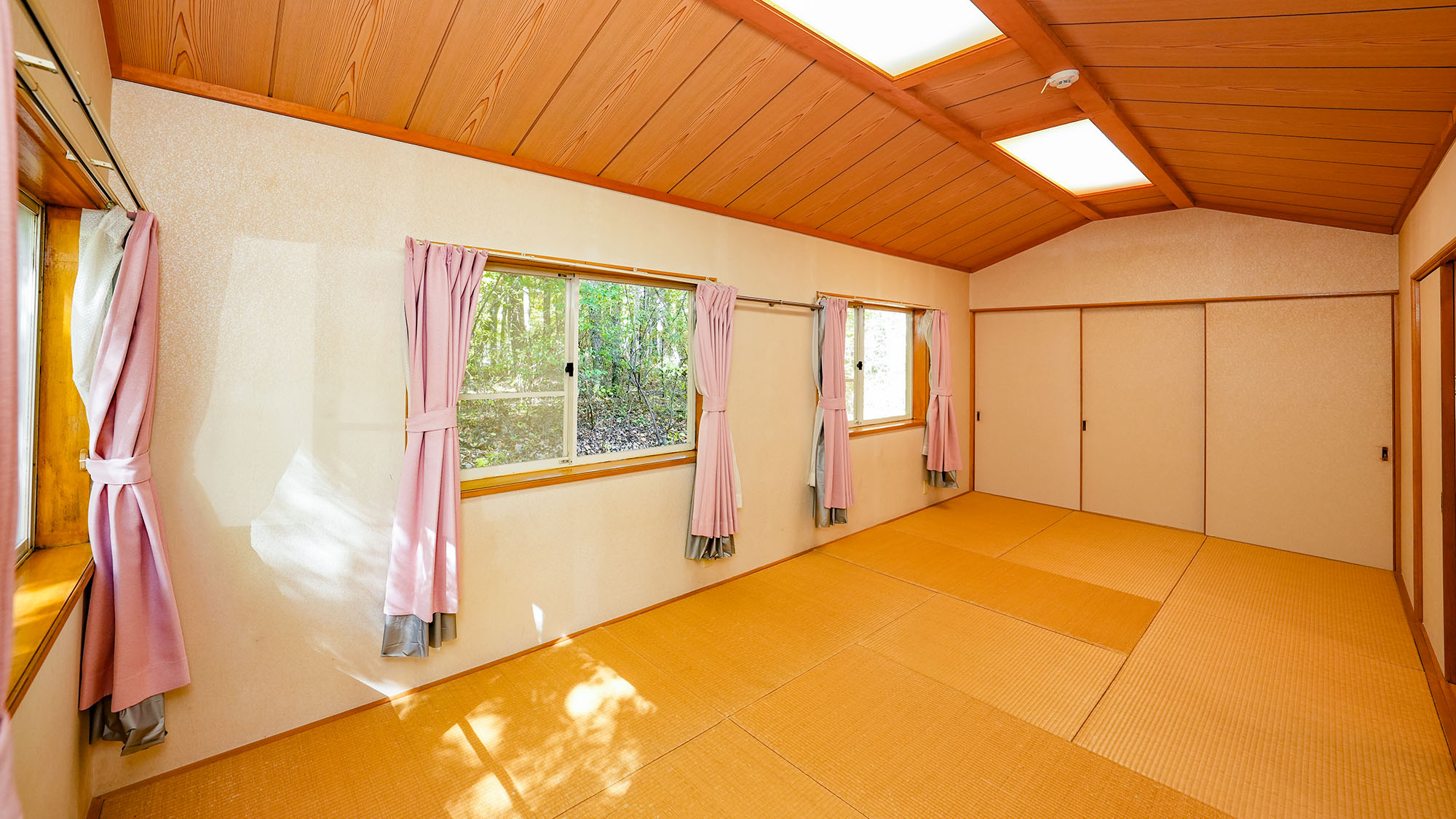 ・【エクセル】1階12帖の和寝室。ゴロゴロしたりカードゲームなど様々な用途でお使いいただけます