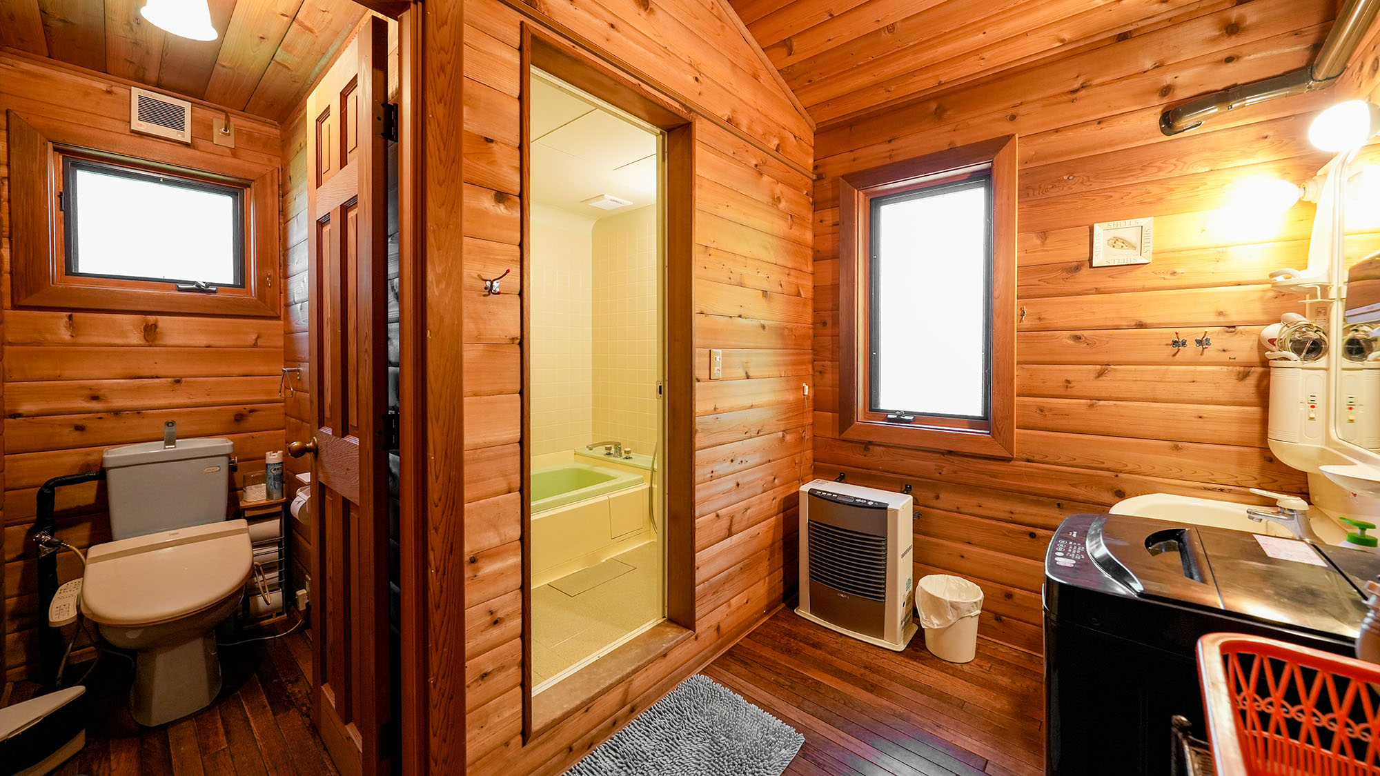 ・【グレース】温水洗浄機能付きの個室トイレ。隣にはバスルームがございます