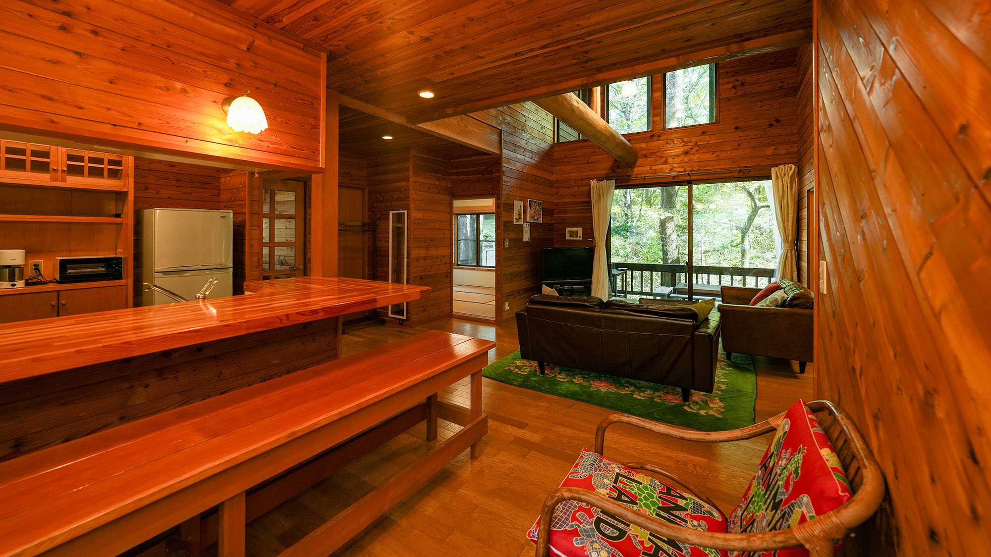 ・【アリエッティ】重厚な丸太が目を惹くリビング。窓からは緑も楽しめるくつろぎ空間です