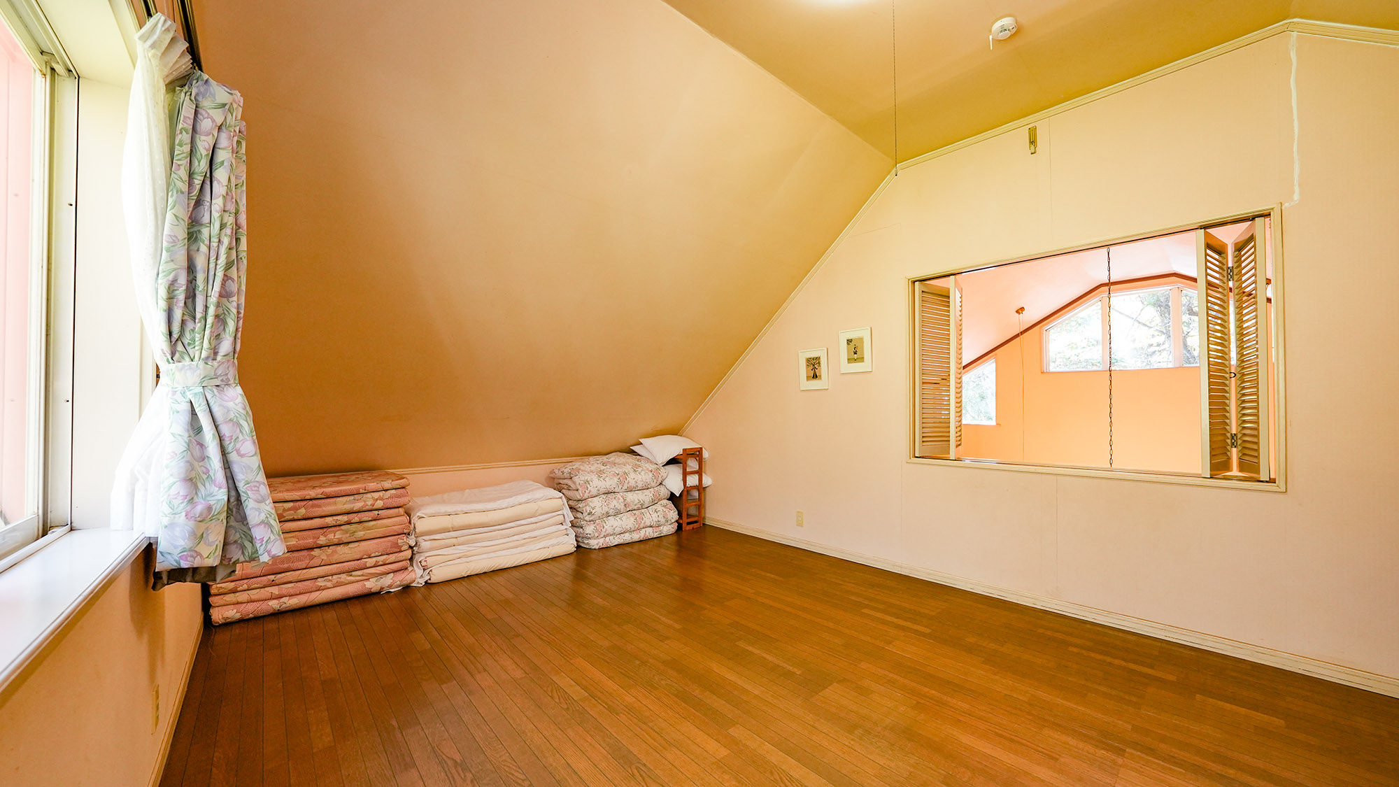 ・【エクセル】2階ロフト調の洋室。10帖のスペースで最大4名様の寝室としてお使いください