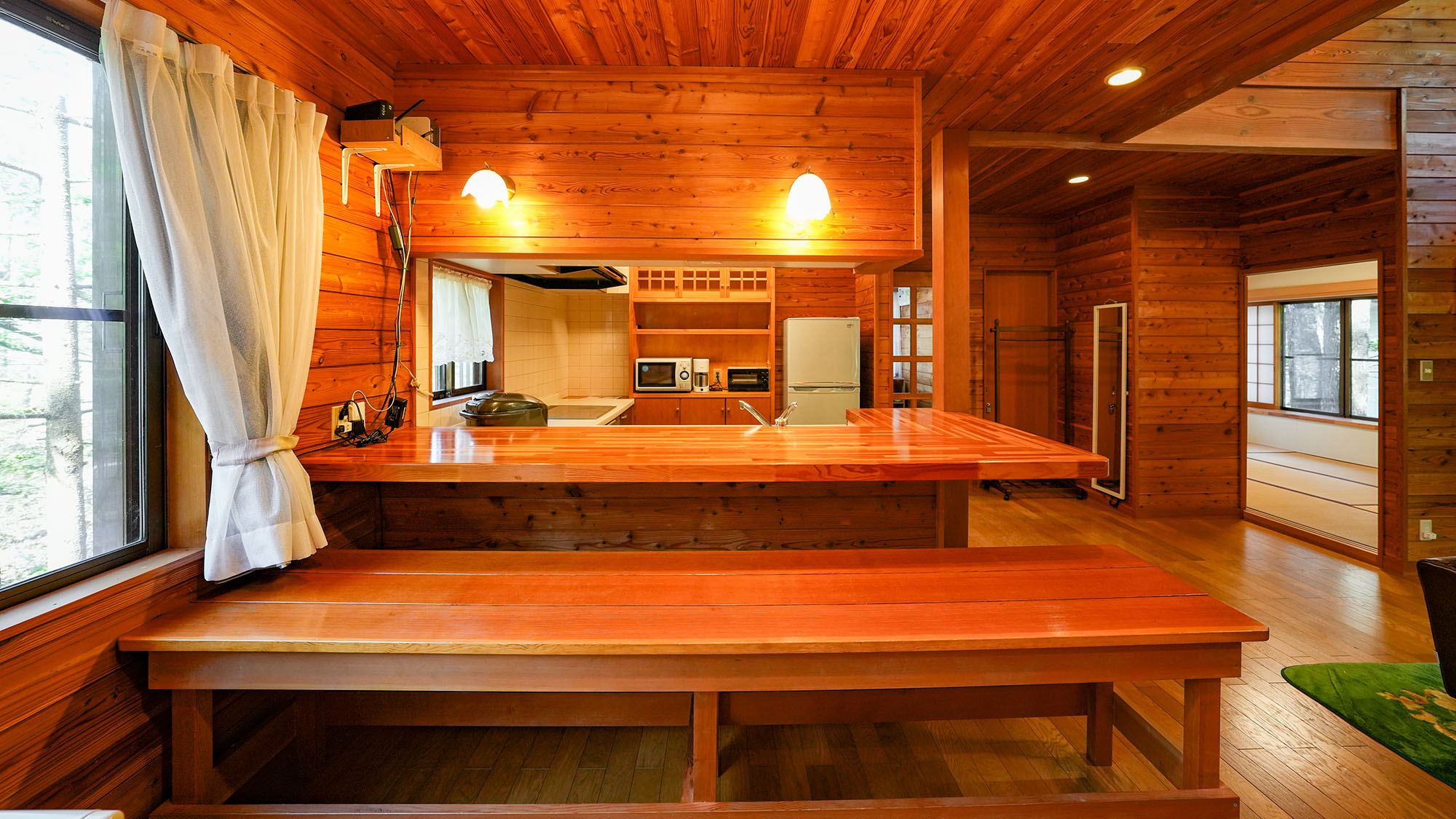 ・【アリエッティ】キッチン対面カウンター。横並びに座って温かいお食事がすぐいただけます