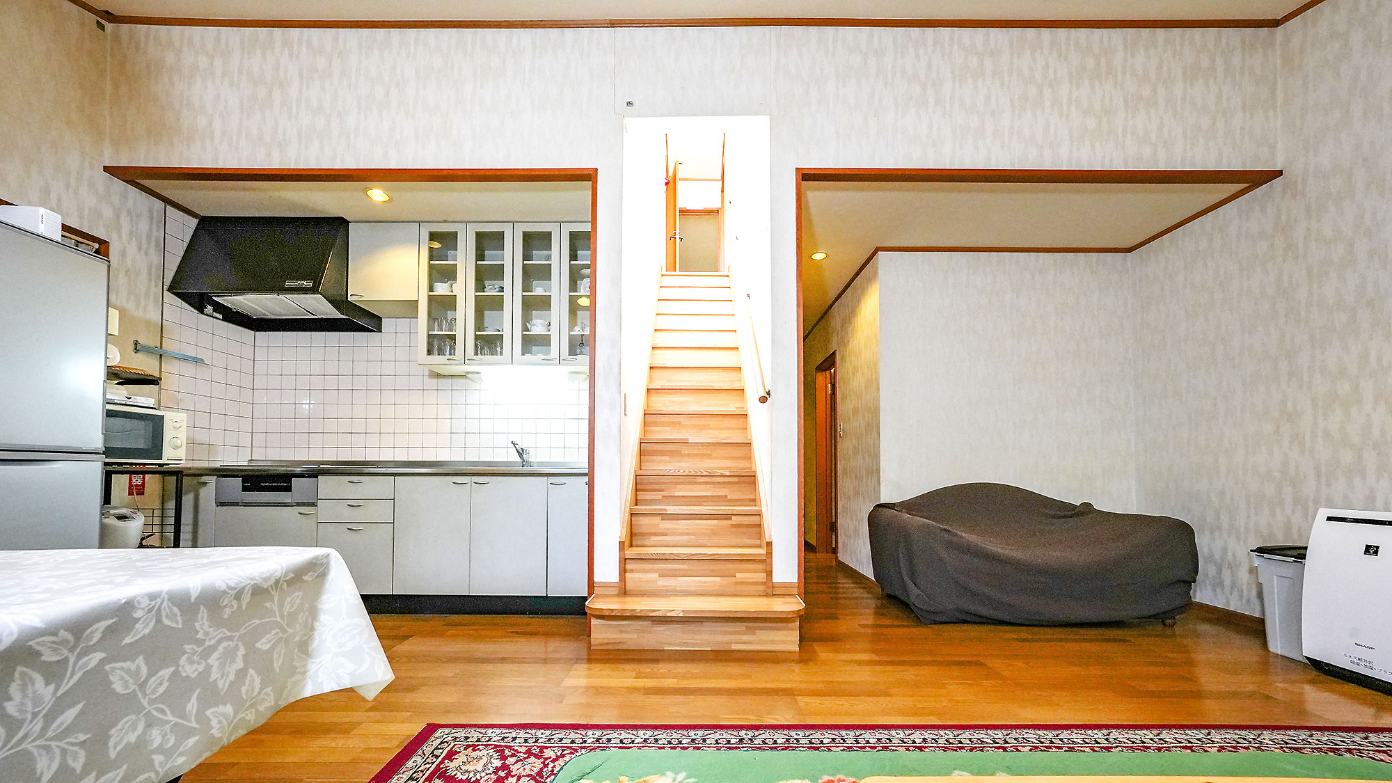 ・【しおん星】リビング、ダイニングの真ん中にある階段。3部屋ある2階の寝室へつながっています