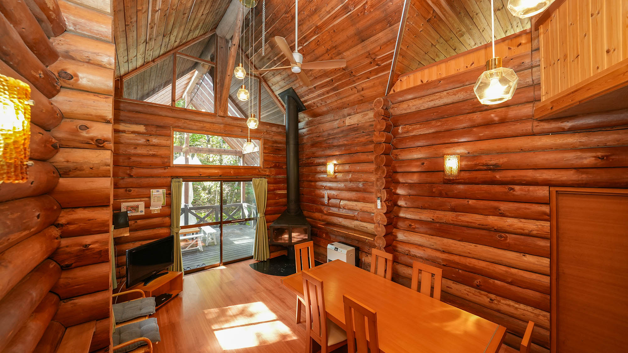 ・【カンパニュラ】照明と天井のファンが、丸太のコテージをオシャレに演出しています