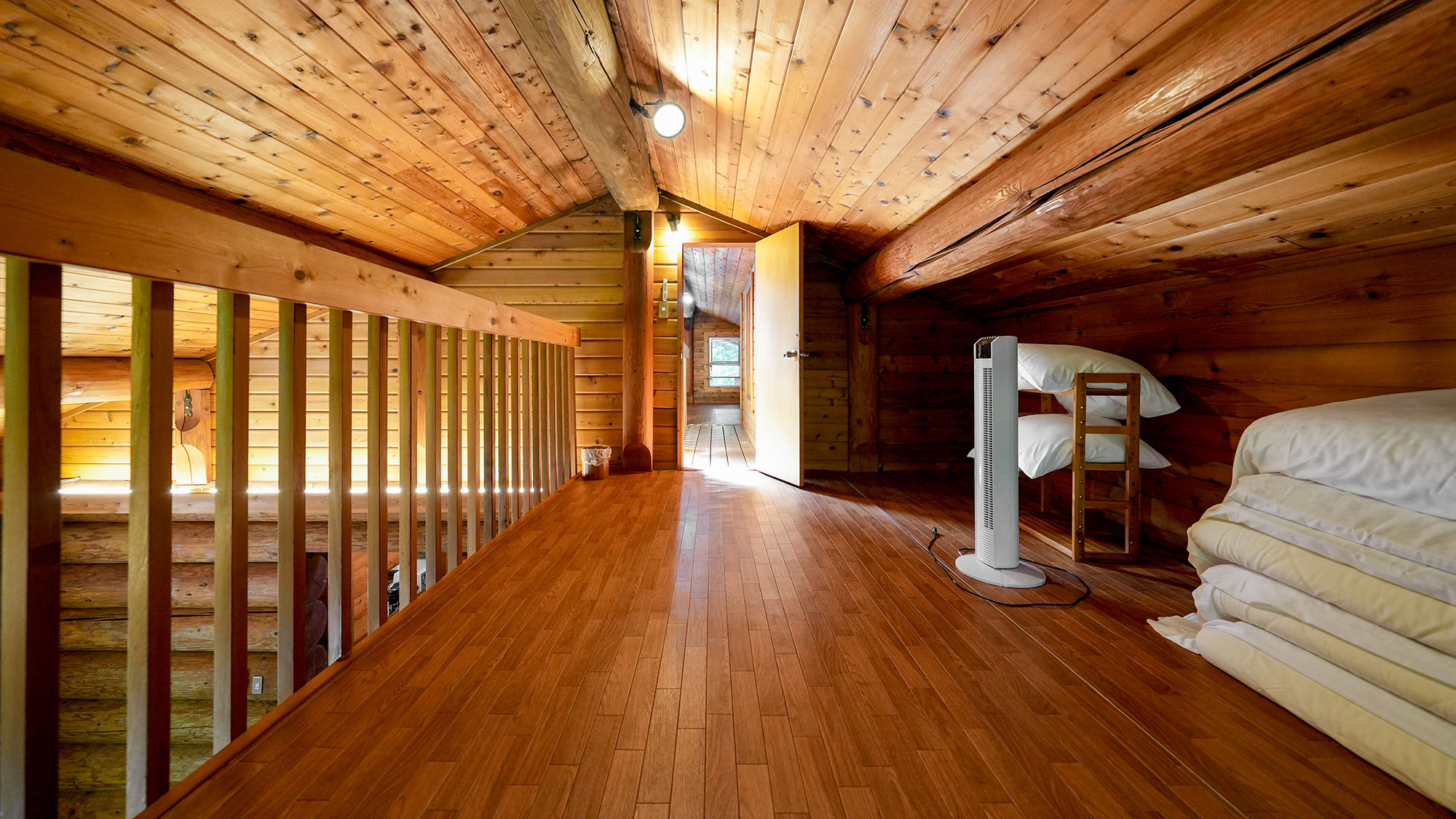 ・【グレース】2階北側の寝室です。階下の和室が眺められて仲間と1階と2階に分かれて語り合うことも可能