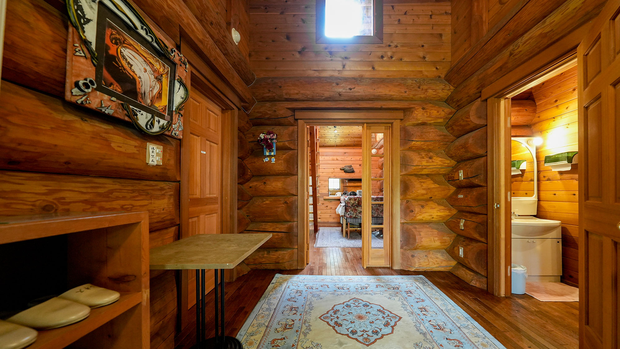 ・【グレース】ゆとりのあるエントランススペース。右側にはトイレ、バスルームがございます