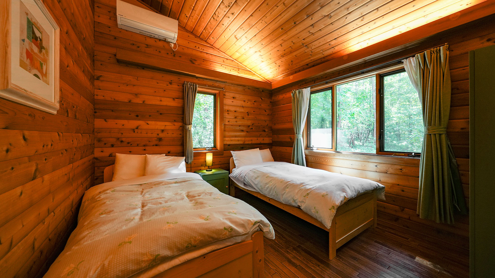 ・【カール】寝室からの眺めは林に囲まれた光景。都会では味わえない非日常体験を堪能できます