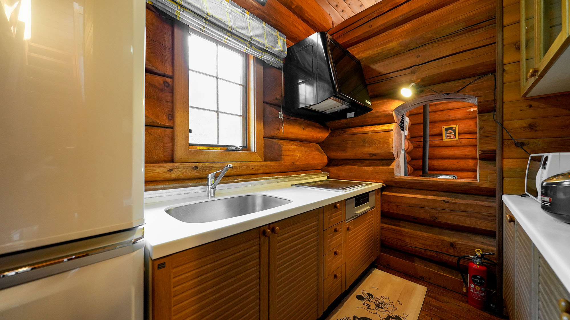 ・【グレース】丸太をくりぬいたようなユニークなデザインのカウンター