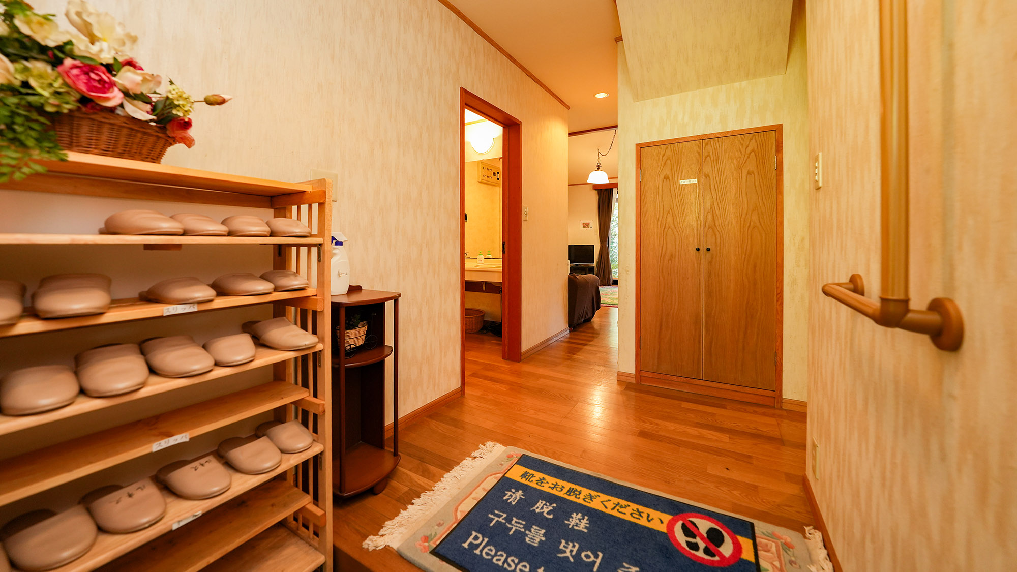 ・【しおん星】ゆとりのあるエントランス。手すり付きで足腰に不安がある方も安心して滞在していただけます