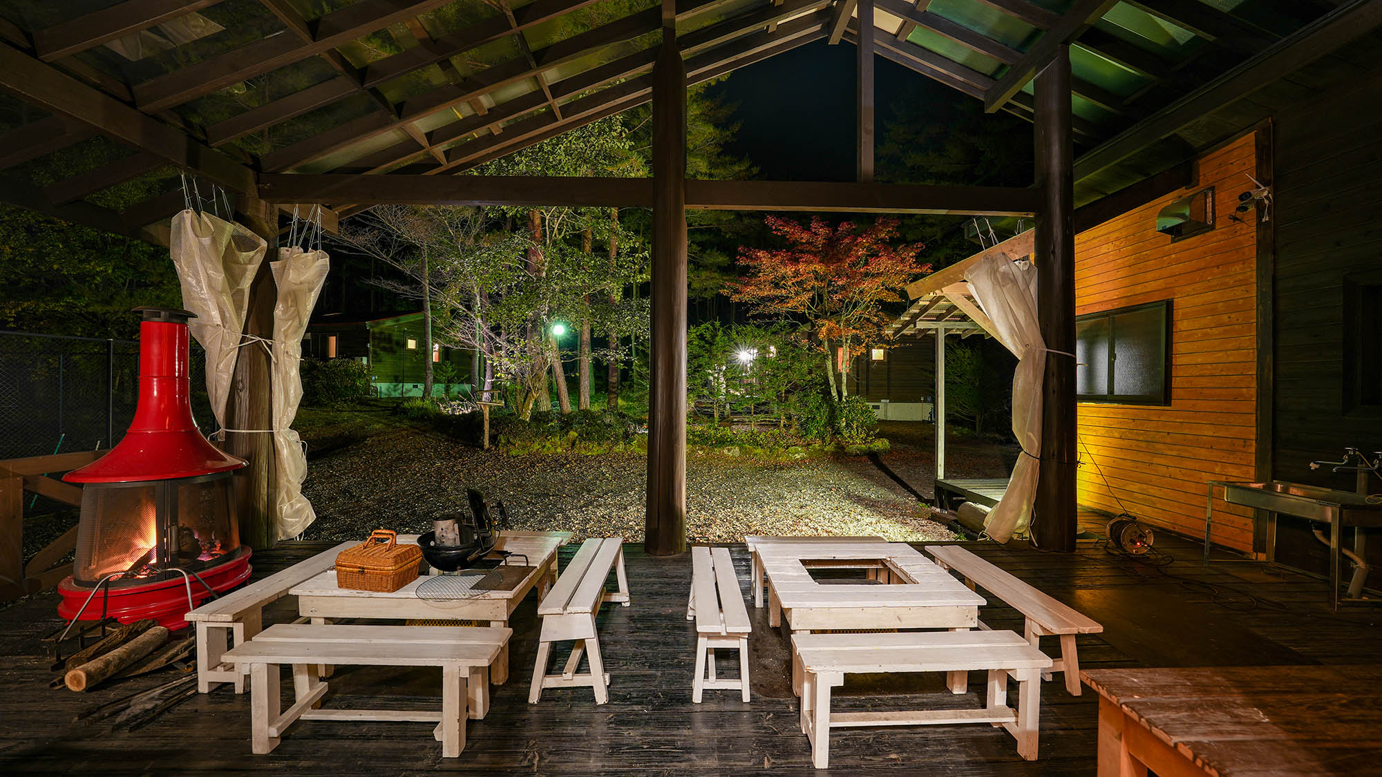 ・【グレース】防寒対策でテラスの周りに風よけを設置。寒い時期でも安心してBBQが楽しめます