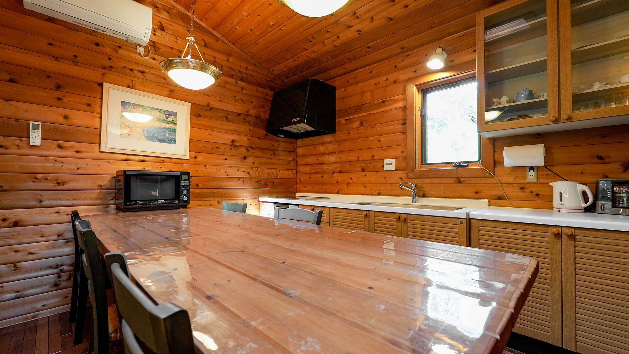 ・【カール】木目調の室内はまさに「角ログ」の木の味わいが深い空間。思い出に残るディナーをどうぞ