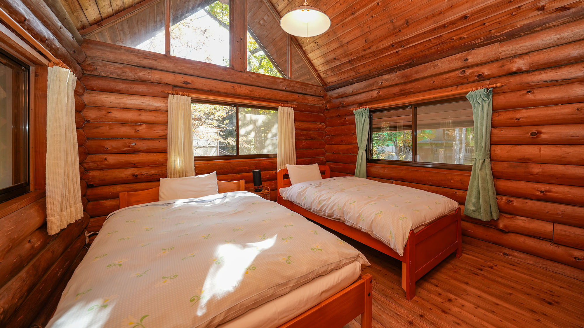 ・【カンパニュラ】ラージサイズとスタンダードサイズのベッド2台。2名用の寝室となります