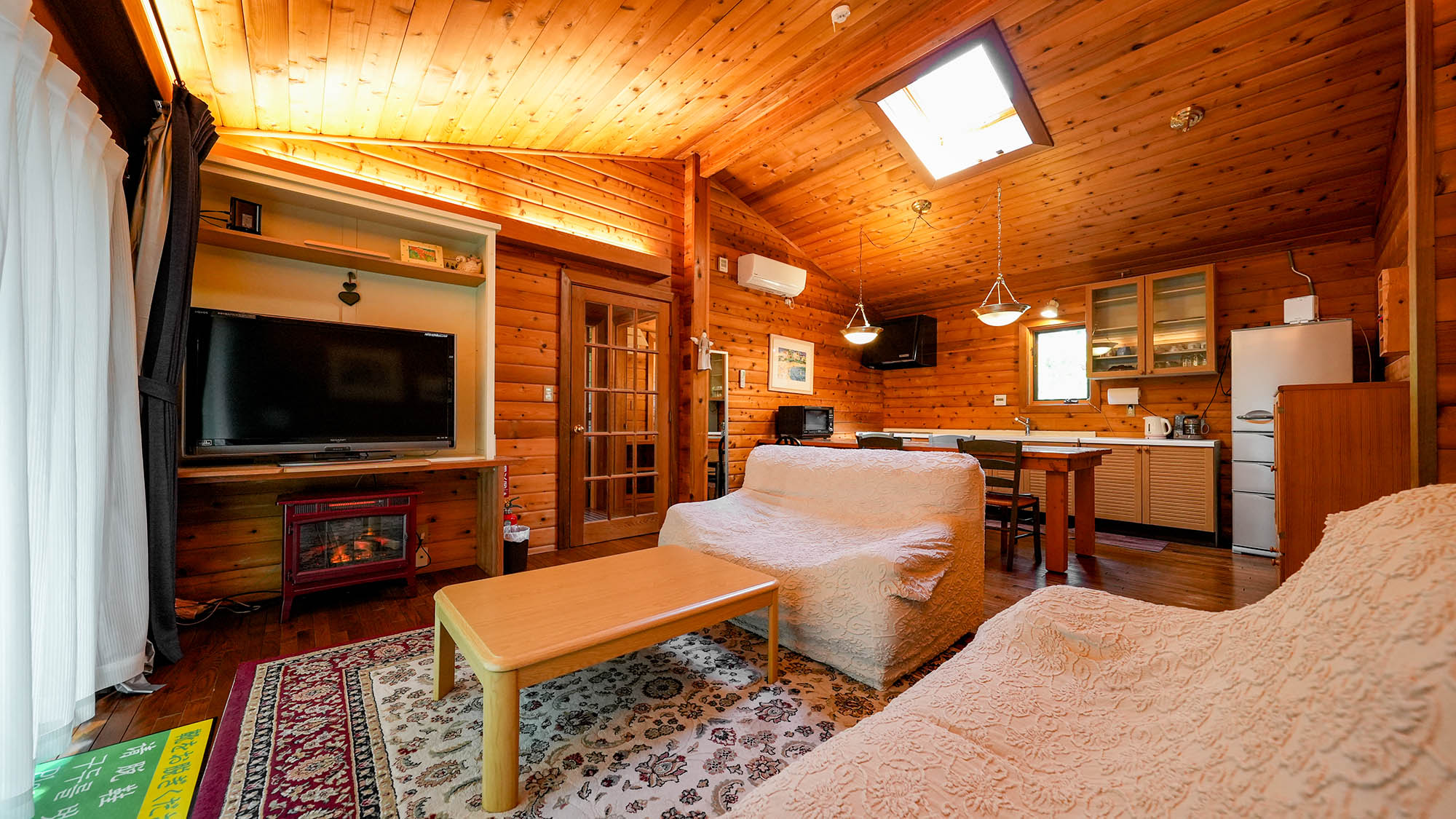 ・【カール】木のぬくもりを感じるリビング。団らんやテレビ鑑賞がお楽しみいただけます