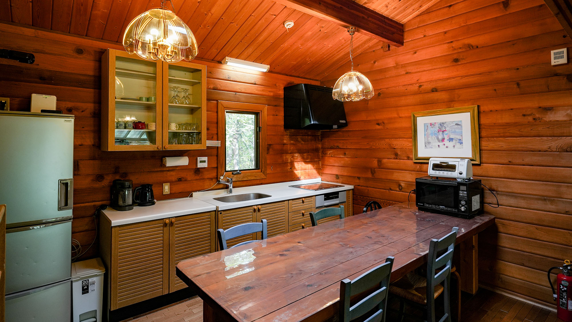 ・【アン】ダイニングスペース。リビングと一体となった空間でお食事を楽しめるようになっています