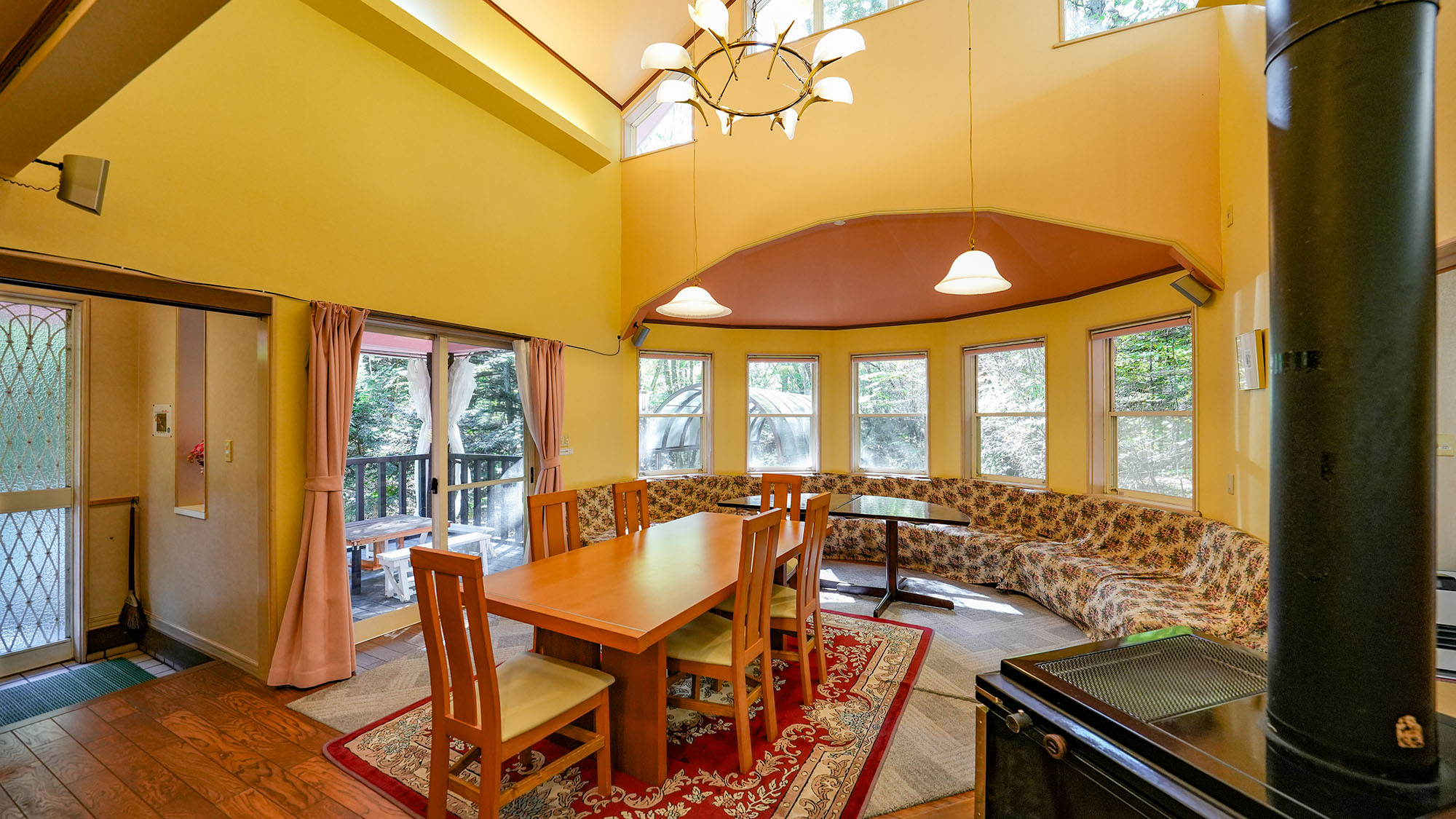 ・【エクセル】窓が多く明るいリビング。半円形のソフォでみんなの顔を見ながらのワイワイおしゃべり