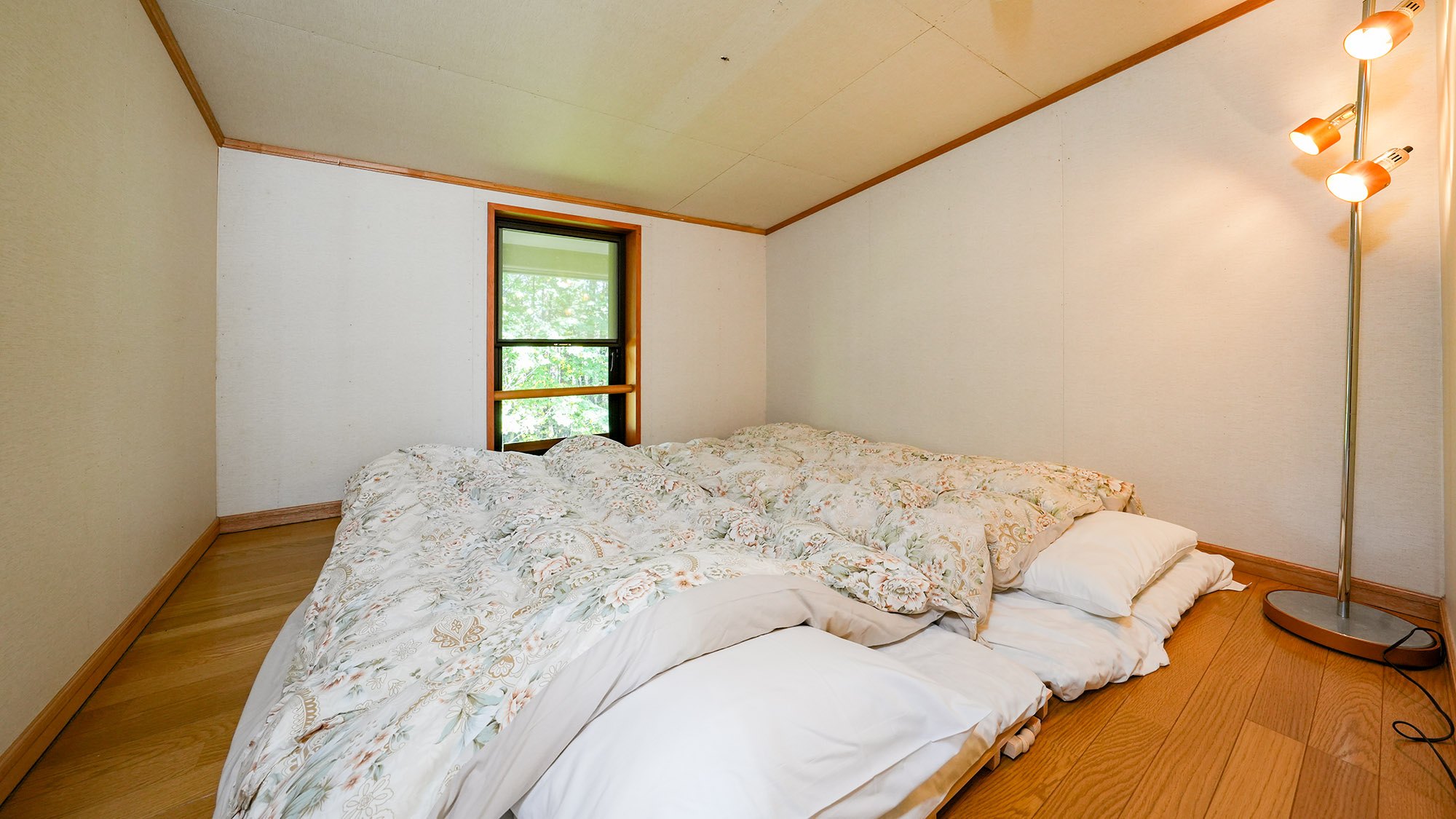 ・【しおん星】2階の奥のロフト調の洋間。ご宿泊のお客様が14、15名様の場合につき開放いたします