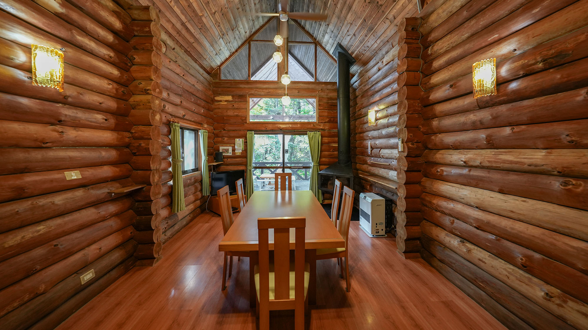 ・【カンパニュラ】木にこだわったリビング。ダイニングテーブルも木製です