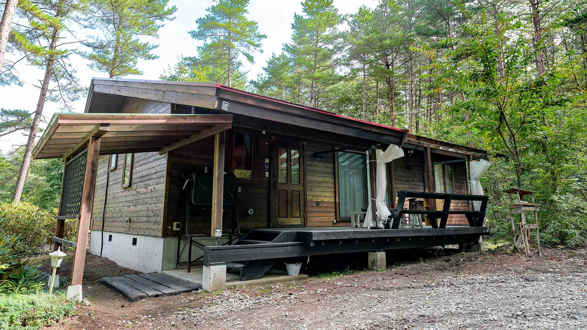 ・【カール】テラス前に「小鳥やリスなどのエサ台」を設置。自然と動物を楽しめるコテージです