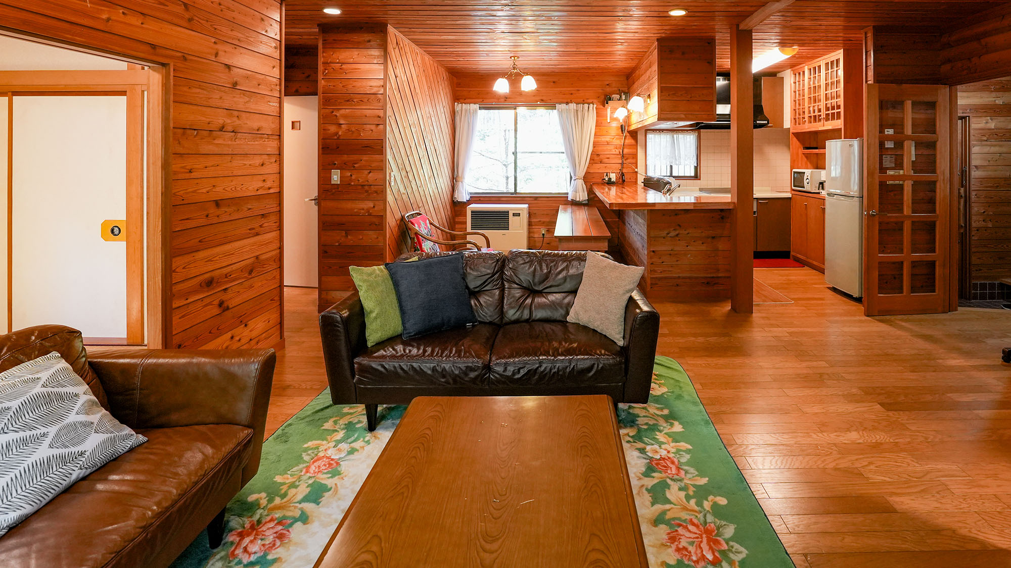 ・【アリエッティ】おしゃれなリビングと対面キッチンが特徴。ドラマ撮影が行われたコテージです